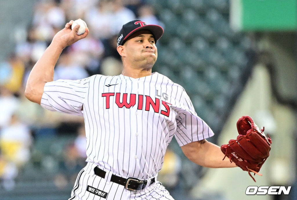 11일 오후 서울 잠실구장에서 ‘2025 신한 SOL Bank KBO리그’ LG 트윈스와 KT 위즈의 경기가 열렸다.홈팀 LG는 치리노스, 방문팀 KT는 헤이수스를 선발로 내세웠다.1회초 LG 치리노스가 역투를 하고 있다. 2025.09.11 /cej@osen.co.kr