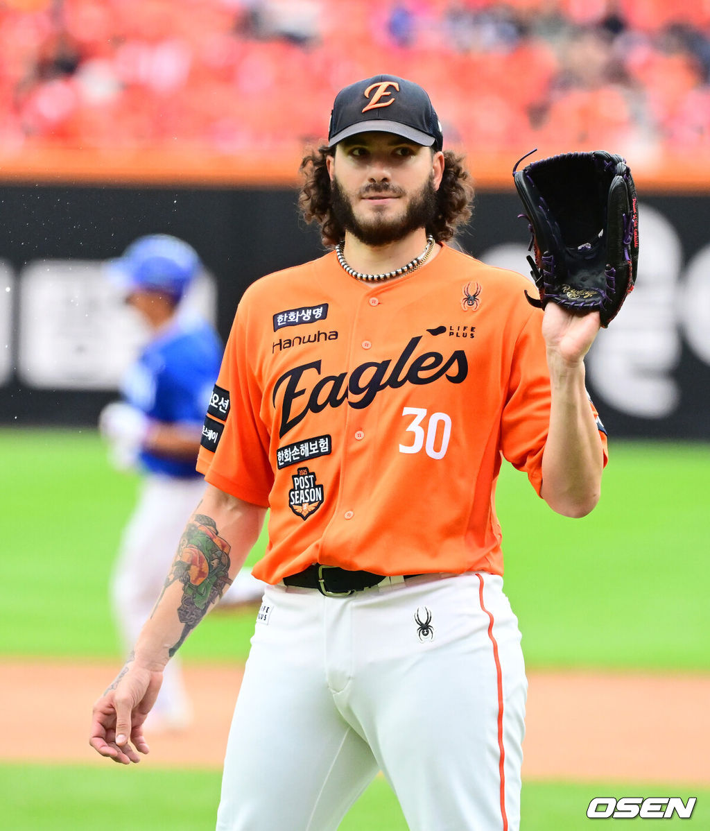 18일 오후 대전 한화생명볼파크에서 2025 신한 SOL Bank KBO리그 포스트시즌 플레이오프 1차전 한화 이글스와 삼성 라이온즈의 경기가 열렸다.한화는 폰세, 삼성은 가라비토를 선발 투수로 내세웠다.4회초 무사에서 한화 폰세가 삼성 김태훈에 역전 솔로포를 허용하고 있다. 2025.10.18 /jpnews@osen.co.kr