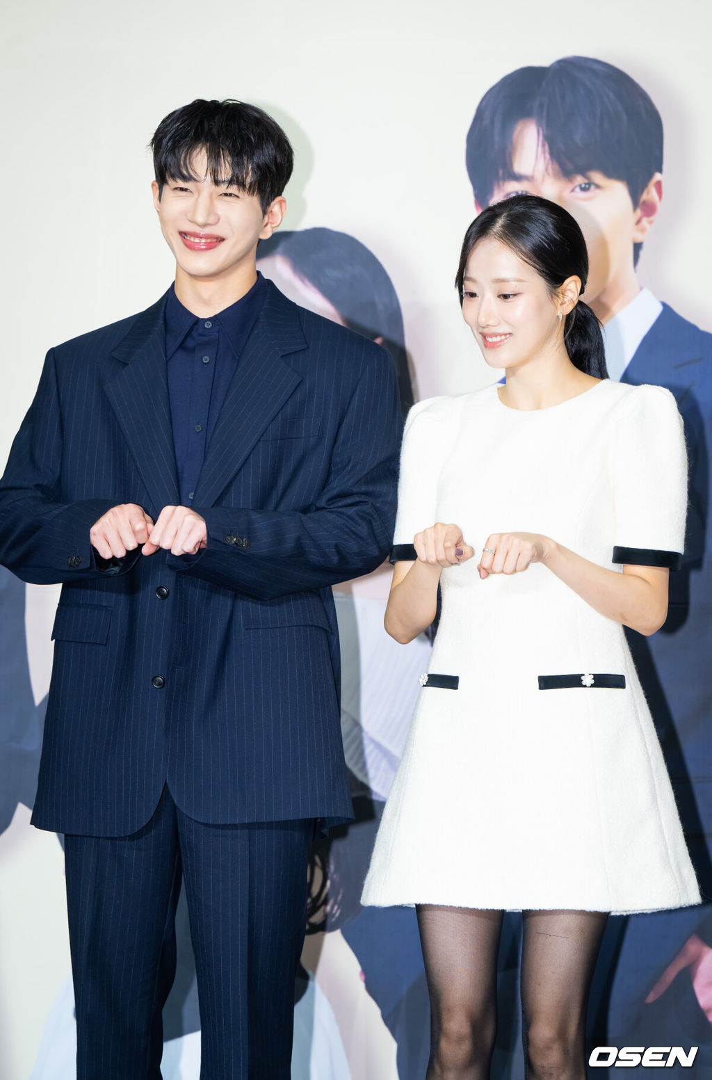 21일 오후 경기도 고양 스타필드 아트리움에서 게임 원작 숏폼드라마 '마이리틀셰프' 제작발표회가 진행됐다.‘마이리틀셰프’ 숏폼드라마는 오리지널 게임의 지적재산권에 등장한 스토리에서 확장되어, 단순한 요리 배틀을 넘어, 재벌가의 권력다툼, 주인공 노마의 성장, 그리고 사랑과 배신이라는 코드가 교차하는 서사를 담고 있다. 게임속 주인공인 ‘노마’역할의 캐릭터에는 그룹 에이프릴의 이나은이 캐스팅 되었으며, 또다른 주인공의 ‘태우’역할에는 그룹 골든차일드의 최보민이 캐스팅 되었다. 또한, ‘노마’의 요리학교 동창으로 등장하는 ‘도윤’역에는 그룹 CIX의 현석이, 마지막으로 ‘노마’의 사촌으로 등장하는 ‘미리’역에는 그룹 파나틱스의 김도아가 캐스팅됐다.배우 최보민과 이나은이 포즈를 취하고 있다.  2025.10.21 / soul1014@osen.co.kr