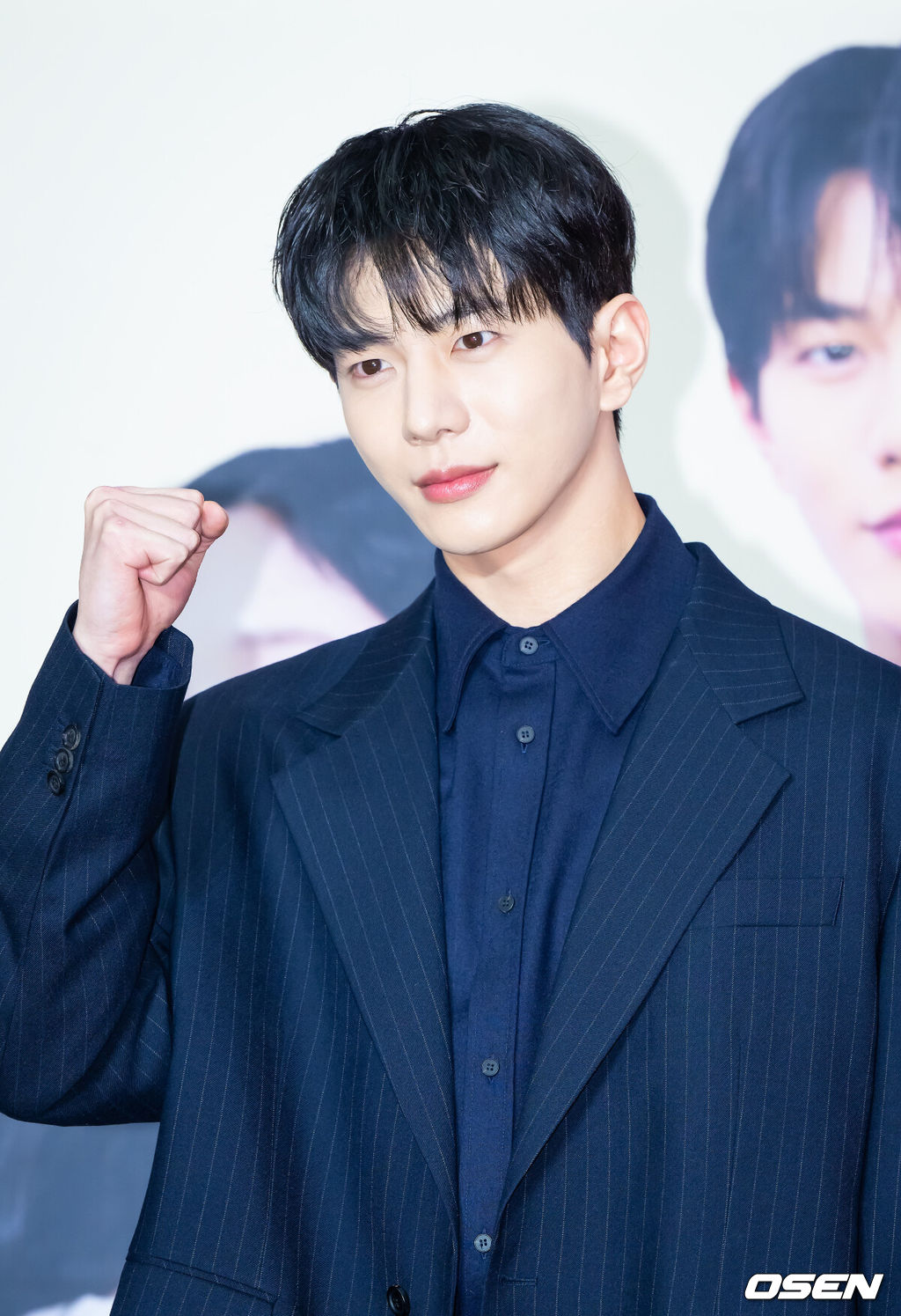 21일 오후 경기도 고양 스타필드 아트리움에서 게임 원작 숏폼드라마 '마이리틀셰프' 제작발표회가 진행됐다.‘마이리틀셰프’ 숏폼드라마는 오리지널 게임의 지적재산권에 등장한 스토리에서 확장되어, 단순한 요리 배틀을 넘어, 재벌가의 권력다툼, 주인공 노마의 성장, 그리고 사랑과 배신이라는 코드가 교차하는 서사를 담고 있다. 게임속 주인공인 ‘노마’역할의 캐릭터에는 그룹 에이프릴의 이나은이 캐스팅 되었으며, 또다른 주인공의 ‘태우’역할에는 그룹 골든차일드의 최보민이 캐스팅 되었다. 또한, ‘노마’의 요리학교 동창으로 등장하는 ‘도윤’역에는 그룹 CIX의 현석이, 마지막으로 ‘노마’의 사촌으로 등장하는 ‘미리’역에는 그룹 파나틱스의 김도아가 캐스팅됐다.배우 최보민이 포즈를 취하고 있다. 2025.10.21 / soul1014@osen.co.kr