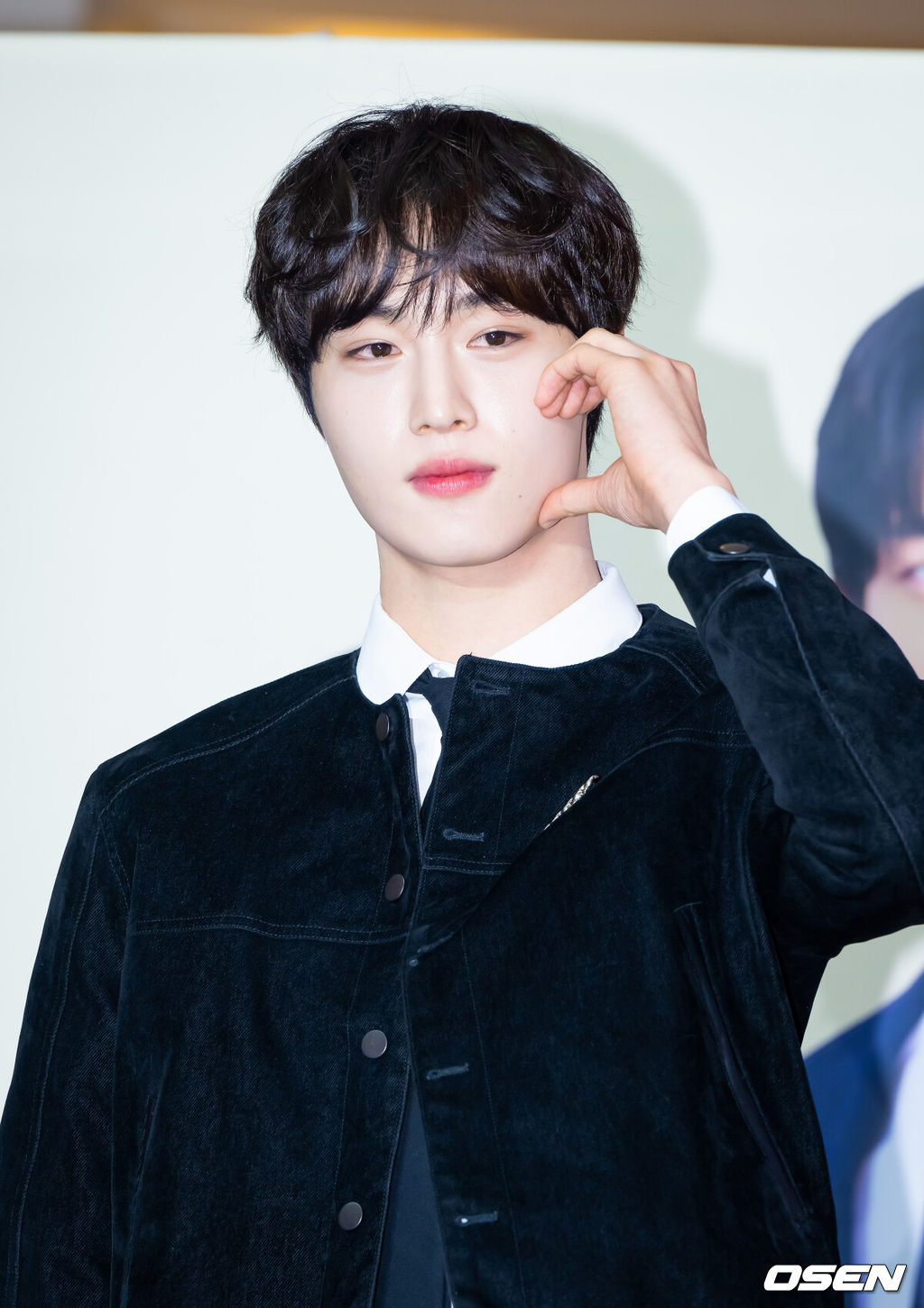 21일 오후 경기도 고양 스타필드 아트리움에서 게임 원작 숏폼드라마 '마이리틀셰프' 제작발표회가 진행됐다.‘마이리틀셰프’ 숏폼드라마는 오리지널 게임의 지적재산권에 등장한 스토리에서 확장되어, 단순한 요리 배틀을 넘어, 재벌가의 권력다툼, 주인공 노마의 성장, 그리고 사랑과 배신이라는 코드가 교차하는 서사를 담고 있다. 게임속 주인공인 ‘노마’역할의 캐릭터에는 그룹 에이프릴의 이나은이 캐스팅 되었으며, 또다른 주인공의 ‘태우’역할에는 그룹 골든차일드의 최보민이 캐스팅 되었다. 또한, ‘노마’의 요리학교 동창으로 등장하는 ‘도윤’역에는 그룹 CIX의 현석이, 마지막으로 ‘노마’의 사촌으로 등장하는 ‘미리’역에는 그룹 파나틱스의 김도아가 캐스팅됐다.배우 윤현석이 포즈를 취하고 있다. 2025.10.21 / soul1014@osen.co.kr