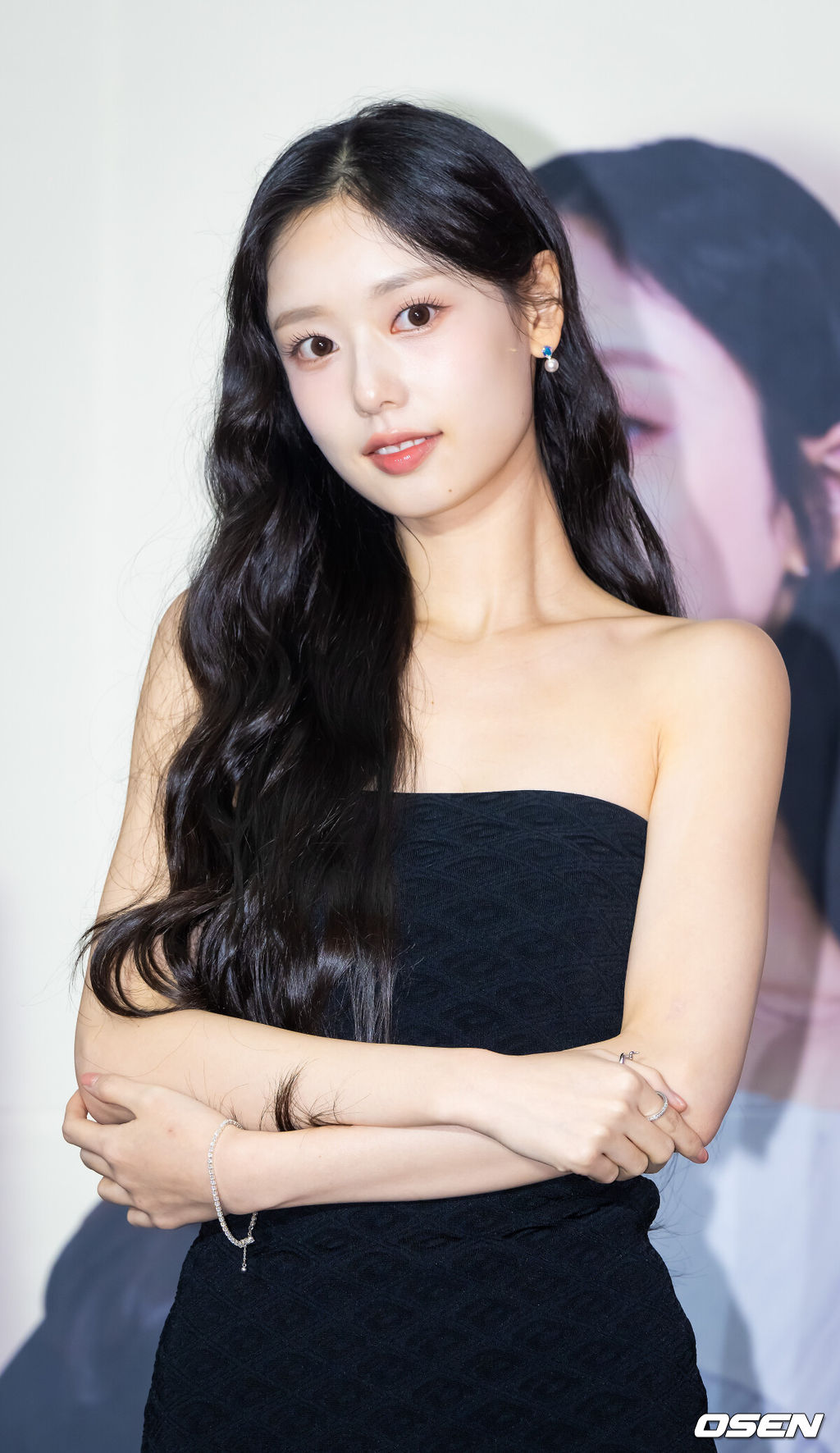 21일 오후 경기도 고양 스타필드 아트리움에서 게임 원작 숏폼드라마 '마이리틀셰프' 제작발표회가 진행됐다.‘마이리틀셰프’ 숏폼드라마는 오리지널 게임의 지적재산권에 등장한 스토리에서 확장되어, 단순한 요리 배틀을 넘어, 재벌가의 권력다툼, 주인공 노마의 성장, 그리고 사랑과 배신이라는 코드가 교차하는 서사를 담고 있다. 게임속 주인공인 ‘노마’역할의 캐릭터에는 그룹 에이프릴의 이나은이 캐스팅 되었으며, 또다른 주인공의 ‘태우’역할에는 그룹 골든차일드의 최보민이 캐스팅 되었다. 또한, ‘노마’의 요리학교 동창으로 등장하는 ‘도윤’역에는 그룹 CIX의 현석이, 마지막으로 ‘노마’의 사촌으로 등장하는 ‘미리’역에는 그룹 파나틱스의 김도아가 캐스팅됐다.배우 김도아가 포즈를 취하고 있다. 2025.10.21 / soul1014@osen.co.kr