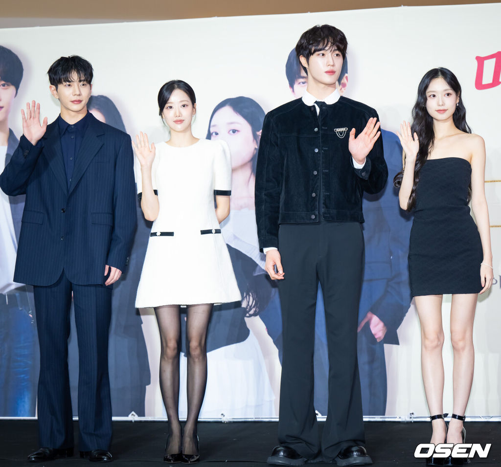 21일 오후 경기도 고양 스타필드 아트리움에서 게임 원작 숏폼드라마 '마이리틀셰프' 제작발표회가 진행됐다.‘마이리틀셰프’ 숏폼드라마는 오리지널 게임의 지적재산권에 등장한 스토리에서 확장되어, 단순한 요리 배틀을 넘어, 재벌가의 권력다툼, 주인공 노마의 성장, 그리고 사랑과 배신이라는 코드가 교차하는 서사를 담고 있다. 게임속 주인공인 ‘노마’역할의 캐릭터에는 그룹 에이프릴의 이나은이 캐스팅 되었으며, 또다른 주인공의 ‘태우’역할에는 그룹 골든차일드의 최보민이 캐스팅 되었다. 또한, ‘노마’의 요리학교 동창으로 등장하는 ‘도윤’역에는 그룹 CIX의 현석이, 마지막으로 ‘노마’의 사촌으로 등장하는 ‘미리’역에는 그룹 파나틱스의 김도아가 캐스팅됐다.배우 최보민과 이나은, 윤현석, 김도아가 포즈를 취하고 있다. 2025.10.21 / soul1014@osen.co.kr