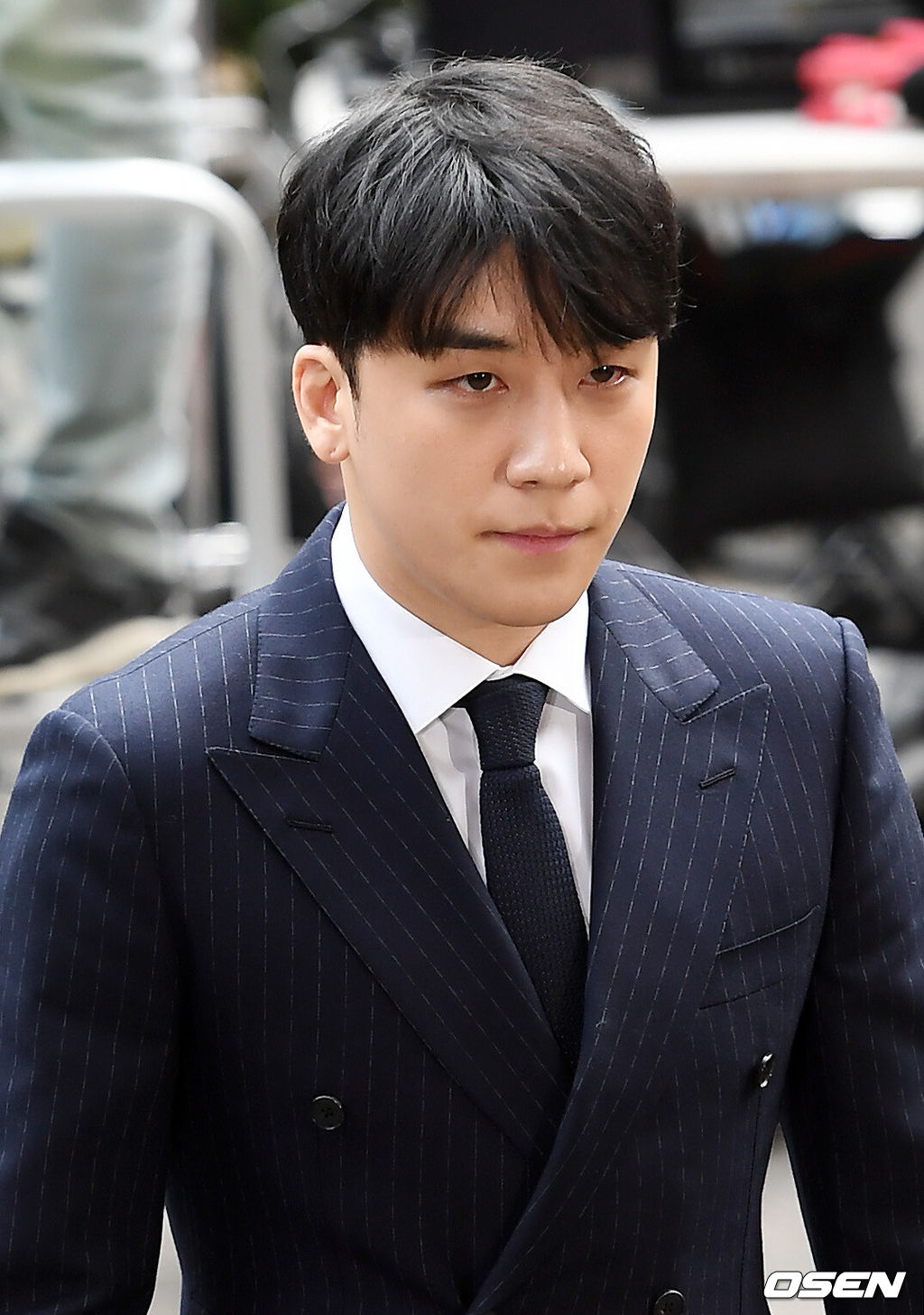 14일 오전 서울 종로구 사직로 서울지방경찰청 앞에서 빅뱅의 승리(이승현)가 포토라인에 서고 있다. 이 날 서울 강남 클럽 '버닝썬' 파문 속 해외 투자자 성접대 의혹을 받고 있는 빅뱅 승리와 승리 및 여러 연예인 등과 카카오톡 대화방에 성관계 영상을 불법 촬영 유포한 혐의를 받고 있는 가수 정준영, 승리와 사업파트너인 유리홀딩스 유 모 대표가 경찰에 출석에 조사를 받는다. / rumi@osen.co.kr