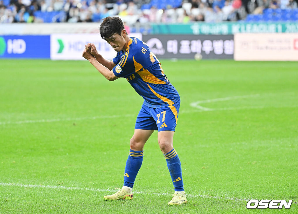 18일 울산 문수축구경기장에서 하나은행 K리그1 2025 울산 HD와 광주FC의 경기가 열렸다. 신태용 감독 경질을 두고 후폭풍이 몰아친 울산은 급격히 무너져 강등권까지 추락했고, 반면 광주FC는 파이널A 진출의 마지막 불씨를 살리기 위해 총력전에 나섰다.울산 HD 이청용이 페널티킥을 성공하고 골프 세리머니를 하고 있다. 2025.10.18 / foto0307@osen.co.kr