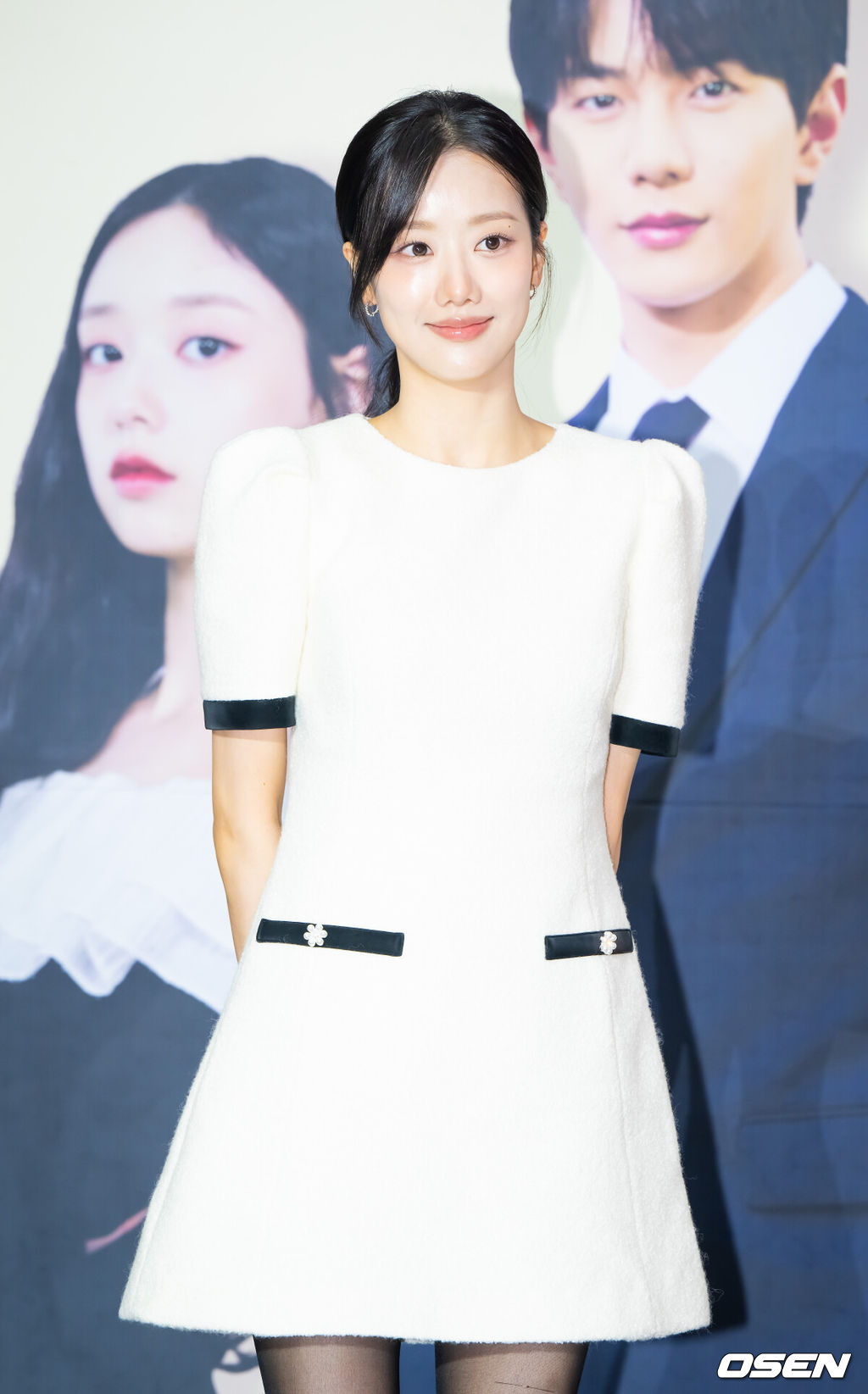 21일 오후 경기도 고양 스타필드 아트리움에서 게임 원작 숏폼드라마 '마이리틀셰프' 제작발표회가 진행됐다.‘마이리틀셰프’ 숏폼드라마는 오리지널 게임의 지적재산권에 등장한 스토리에서 확장되어, 단순한 요리 배틀을 넘어, 재벌가의 권력다툼, 주인공 노마의 성장, 그리고 사랑과 배신이라는 코드가 교차하는 서사를 담고 있다. 게임속 주인공인 ‘노마’역할의 캐릭터에는 그룹 에이프릴의 이나은이 캐스팅 되었으며, 또다른 주인공의 ‘태우’역할에는 그룹 골든차일드의 최보민이 캐스팅 되었다. 또한, ‘노마’의 요리학교 동창으로 등장하는 ‘도윤’역에는 그룹 CIX의 현석이, 마지막으로 ‘노마’의 사촌으로 등장하는 ‘미리’역에는 그룹 파나틱스의 김도아가 캐스팅됐다.배우 이나은이 포즈를 취하고 있다. 2025.10.21 / soul1014@osen.co.kr