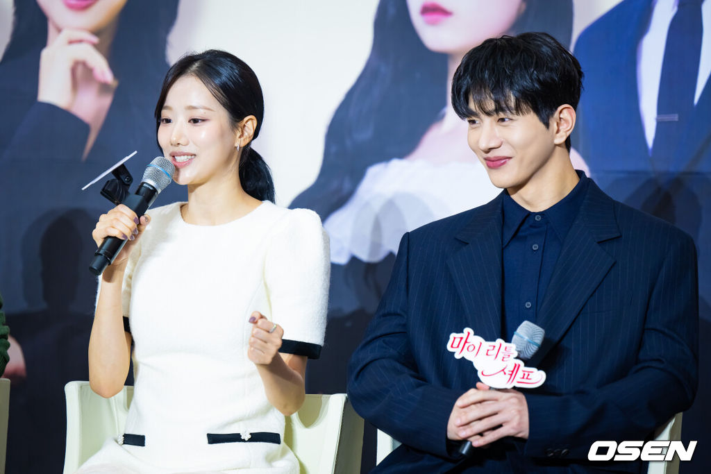 21일 오후 경기도 고양 스타필드 아트리움에서 게임 원작 숏폼드라마 '마이리틀셰프' 제작발표회가 진행됐다.‘마이리틀셰프’ 숏폼드라마는 오리지널 게임의 지적재산권에 등장한 스토리에서 확장되어, 단순한 요리 배틀을 넘어, 재벌가의 권력다툼, 주인공 노마의 성장, 그리고 사랑과 배신이라는 코드가 교차하는 서사를 담고 있다. 게임속 주인공인 ‘노마’역할의 캐릭터에는 그룹 에이프릴의 이나은이 캐스팅 되었으며, 또다른 주인공의 ‘태우’역할에는 그룹 골든차일드의 최보민이 캐스팅 되었다. 또한, ‘노마’의 요리학교 동창으로 등장하는 ‘도윤’역에는 그룹 CIX의 현석이, 마지막으로 ‘노마’의 사촌으로 등장하는 ‘미리’역에는 그룹 파나틱스의 김도아가 캐스팅됐다.배우 이나은이 질문에 답하고 있다. 2025.10.21 / soul1014@osen.co.kr