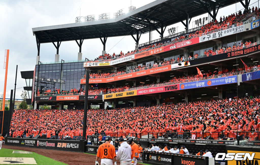 18일 오후 대전 한화생명볼파크에서 2025 신한 SOL Bank KBO리그 포스트시즌 플레이오프 1차전 한화 이글스와 삼성 라이온즈의 경기가 열렸다.한화는 폰세, 삼성은 가라비토를 선발 투수로 내세웠다.한화 팬들이 열띤 응원을 선보이고 있다. 2025.10.18 /jpnews@osen.co.kr