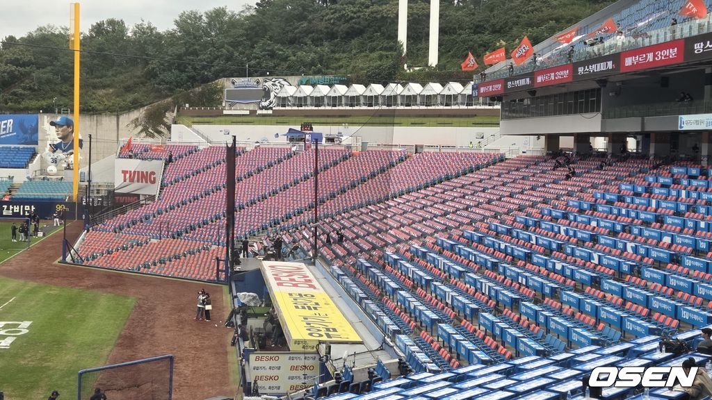 21일 플레이오프 3차전이 열리는 대구 삼성라이온즈파크 1루측 관중석이 오렌지색 컬러로 바뀌었다. /orange@osen.co.kr