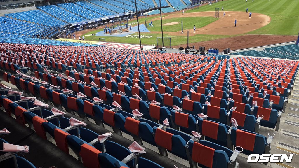 21일 플레이오프 3차전이 열리는 대구 삼성라이온즈파크 1루측 관중석이 오렌지색 컬러로 바뀌었다. /orange@osen.co.kr