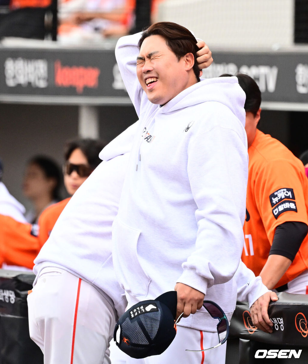 19일 오후 대전 한화생명볼파크에서 2025 신한 SOL Bank KBO리그 포스트시즌 플레이오프 2차전 한화 이글스와 삼성 라이온즈의 경기가 열렸다.한화는 라이언 와이스, 삼성은 최원태를 선발 투수로 내세웠다.경기에 앞서 한화 류현진이 삼성 이진영 코치와 인사를 나누며 즐거워하고 있다. 2025.10.19 /jpnews@osen.co.kr