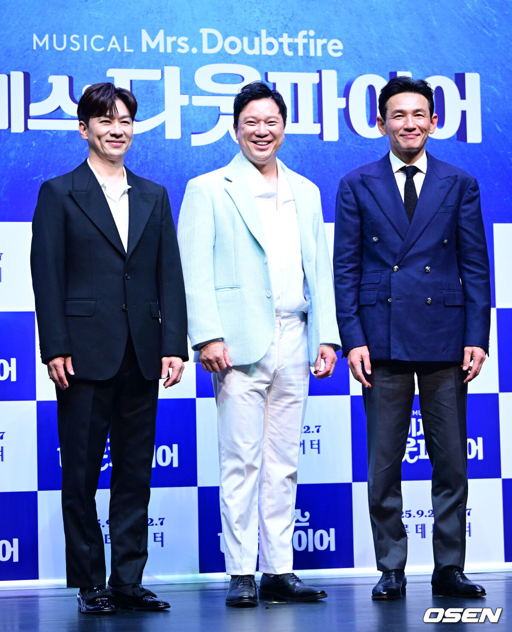 2일 오후 서울 서대문구 이화여자대학교 삼성홀에서 뮤지컬 ‘미세스 다웃파이어’ 제작발표회가 열렸다.뮤지컬 '미세스 다웃파이어'는 로빈 윌리엄스 주연의 동명 영화를 뮤지컬로 만든 작품으로 가족의 사랑을 그린 코미디 뮤지컬이다. 이혼한 다니엘이 유모 미세스 다웃파이어로 변장해 전 아내의 집으로 들어가 자녀들을 돌보면서 벌어지는 이야기를 그린다.배우 황정민, 정성화, 정상훈이 포토타임을 하고 있다. 2025.09.02 / dreamer@osen.co.kr