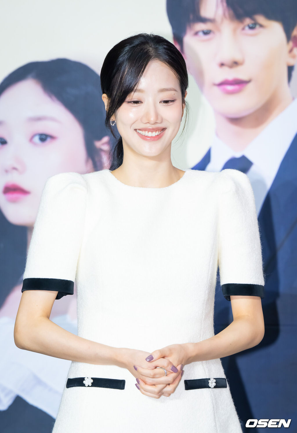 21일 오후 경기도 고양 스타필드 아트리움에서 게임 원작 숏폼드라마 '마이리틀셰프' 제작발표회가 진행됐다.‘마이리틀셰프’ 숏폼드라마는 오리지널 게임의 지적재산권에 등장한 스토리에서 확장되어, 단순한 요리 배틀을 넘어, 재벌가의 권력다툼, 주인공 노마의 성장, 그리고 사랑과 배신이라는 코드가 교차하는 서사를 담고 있다. 게임속 주인공인 ‘노마’역할의 캐릭터에는 그룹 에이프릴의 이나은이 캐스팅 되었으며, 또다른 주인공의 ‘태우’역할에는 그룹 골든차일드의 최보민이 캐스팅 되었다. 또한, ‘노마’의 요리학교 동창으로 등장하는 ‘도윤’역에는 그룹 CIX의 현석이, 마지막으로 ‘노마’의 사촌으로 등장하는 ‘미리’역에는 그룹 파나틱스의 김도아가 캐스팅됐다.배우 이나은이 포즈를 취하고 있다. 2025.10.21 / soul1014@osen.co.kr