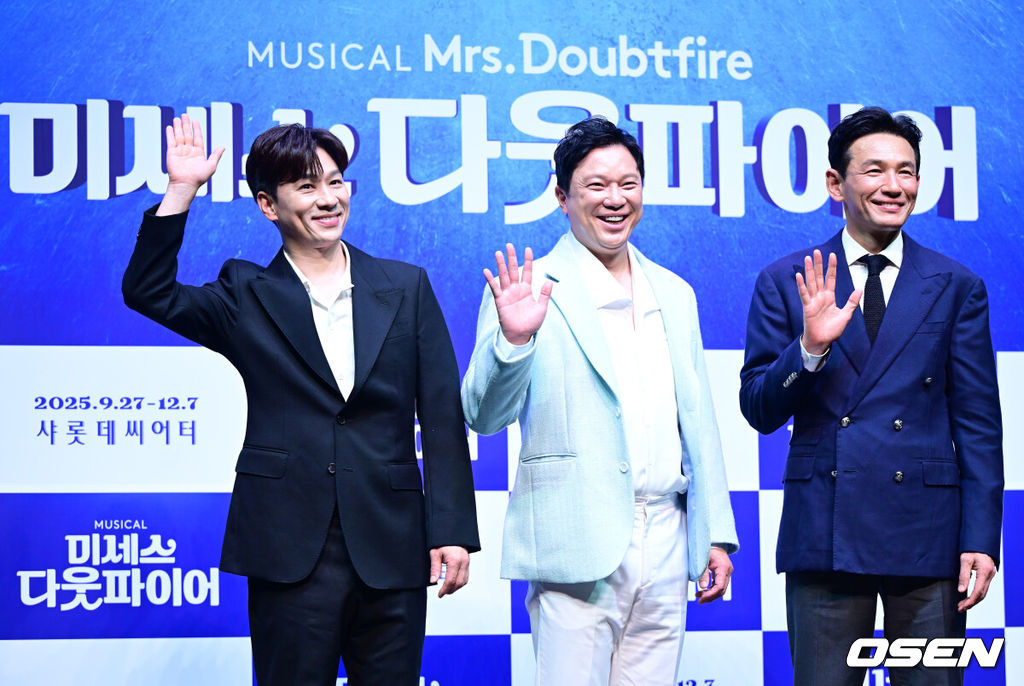 2일 오후 서울 서대문구 이화여자대학교 삼성홀에서 뮤지컬 ‘미세스 다웃파이어’ 제작발표회가 열렸다.뮤지컬 '미세스 다웃파이어'는 로빈 윌리엄스 주연의 동명 영화를 뮤지컬로 만든 작품으로 가족의 사랑을 그린 코미디 뮤지컬이다. 이혼한 다니엘이 유모 미세스 다웃파이어로 변장해 전 아내의 집으로 들어가 자녀들을 돌보면서 벌어지는 이야기를 그린다.배우 황정민, 정성화, 정상훈이 포토타임을 하고 있다. 2025.09.02 / dreamer@osen.co.kr