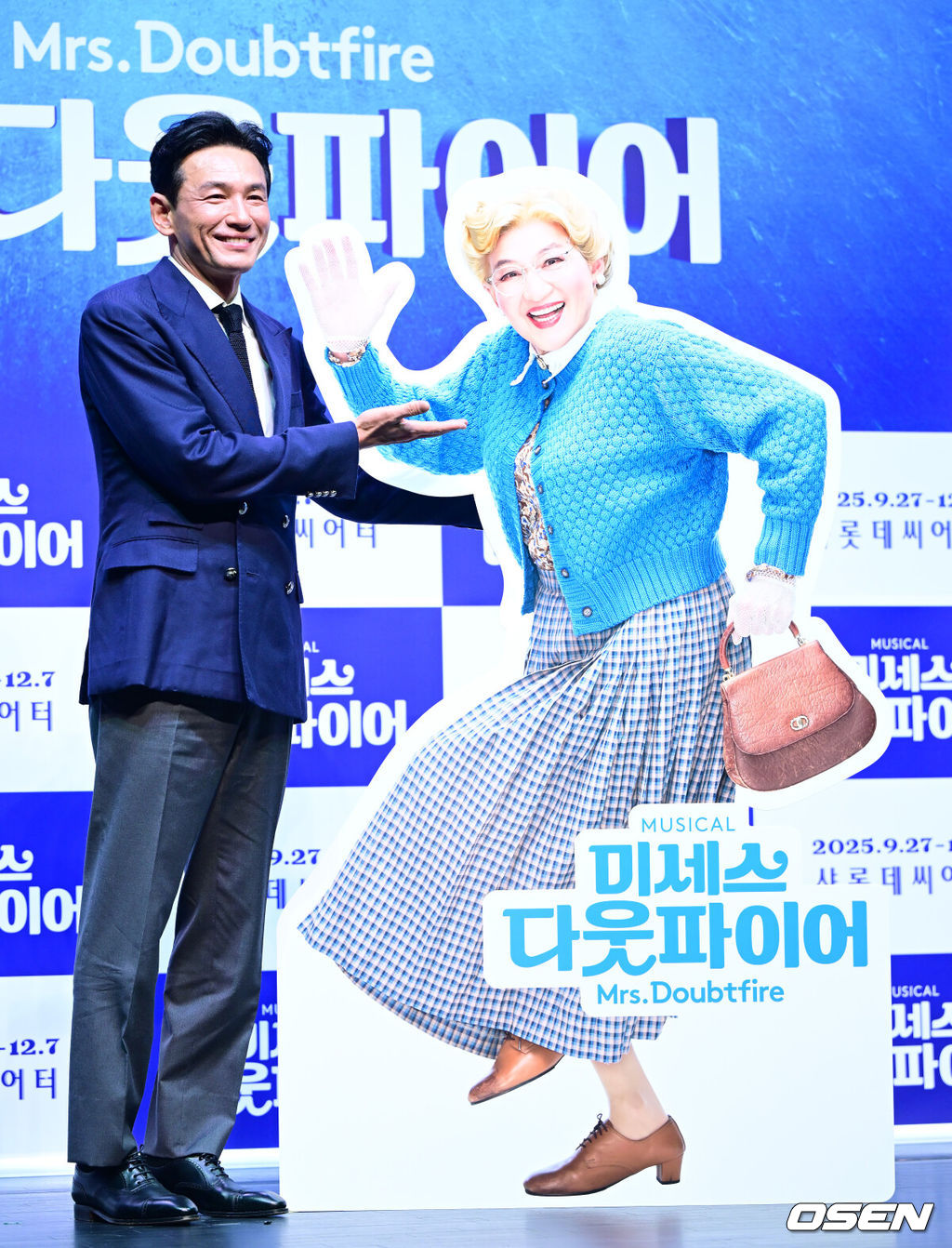 2일 오후 서울 서대문구 이화여자대학교 삼성홀에서 뮤지컬 ‘미세스 다웃파이어’ 제작발표회가 열렸다.뮤지컬 '미세스 다웃파이어'는 로빈 윌리엄스 주연의 동명 영화를 뮤지컬로 만든 작품으로 가족의 사랑을 그린 코미디 뮤지컬이다. 이혼한 다니엘이 유모 미세스 다웃파이어로 변장해 전 아내의 집으로 들어가 자녀들을 돌보면서 벌어지는 이야기를 그린다.배우 황정민이 포토타임을 하고 있다. 2025.09.02 / dreamer@osen.co.kr