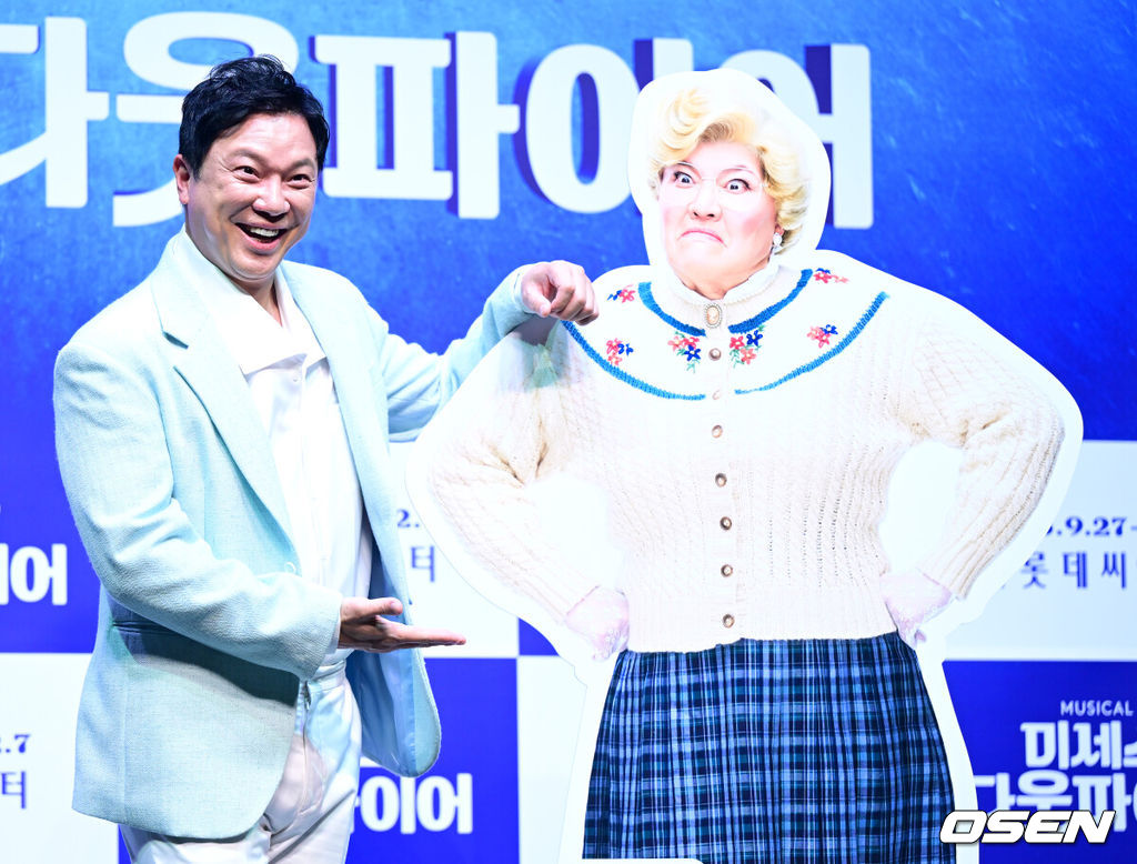 2일 오후 서울 서대문구 이화여자대학교 삼성홀에서 뮤지컬 ‘미세스 다웃파이어’ 제작발표회가 열렸다.뮤지컬 '미세스 다웃파이어'는 로빈 윌리엄스 주연의 동명 영화를 뮤지컬로 만든 작품으로 가족의 사랑을 그린 코미디 뮤지컬이다. 이혼한 다니엘이 유모 미세스 다웃파이어로 변장해 전 아내의 집으로 들어가 자녀들을 돌보면서 벌어지는 이야기를 그린다.배우 정성화가 포토타임을 하고 있다. 2025.09.02 / dreamer@osen.co.kr