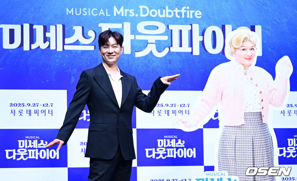 2일 오후 서울 서대문구 이화여자대학교 삼성홀에서 뮤지컬 ‘미세스 다웃파이어’ 제작발표회가 열렸다.뮤지컬 '미세스 다웃파이어'는 로빈 윌리엄스 주연의 동명 영화를 뮤지컬로 만든 작품으로 가족의 사랑을 그린 코미디 뮤지컬이다. 이혼한 다니엘이 유모 미세스 다웃파이어로 변장해 전 아내의 집으로 들어가 자녀들을 돌보면서 벌어지는 이야기를 그린다.배우 정상훈이 포토타임을 하고 있다. 2025.09.02 / dreamer@osen.co.kr