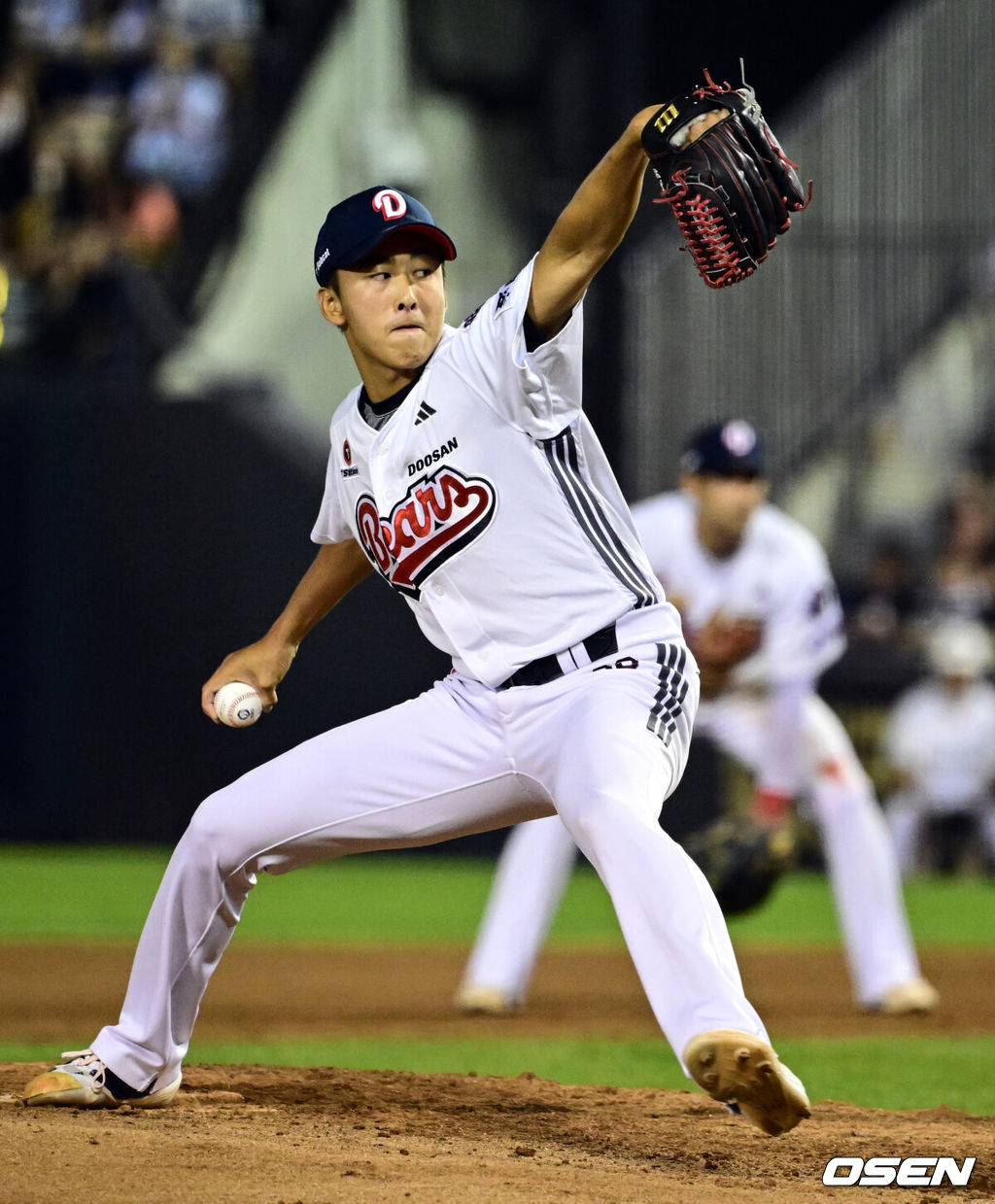 27오후 서울 잠실구장에서 ‘2025 신한 SOL Bank KBO리그’ 두산 베어스와 삼성 라이온즈의 경기가 열렸다.두산은 윤태호, 삼성은 가라비토를 선발로 내세웠다. 4회초 무사 2루 두산 제환유가 역투하고 있다. 2025.08.27 /cej@osen.co.kr