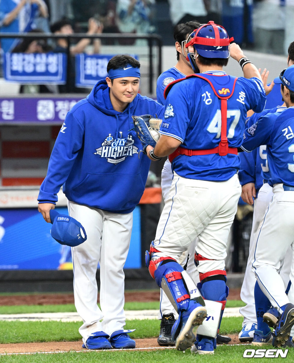 삼성은 19일 대전 한화생명볼파크에서 열린 포스트시즌 플레이오프 2차전 한화 이글스와의 경기에서 타선이 폭발하며 7-3 완승을 거뒀다.시리즈 전적 1승 1패로 동률을 만들고 홈구장 대구 삼성라이온즈파크로 돌아간다. 경기 종료 후 삼성 최원태가 강민호와 승리의 기쁨을 나누고 있다. 2025.10.19 /sunday@osen.co.kr