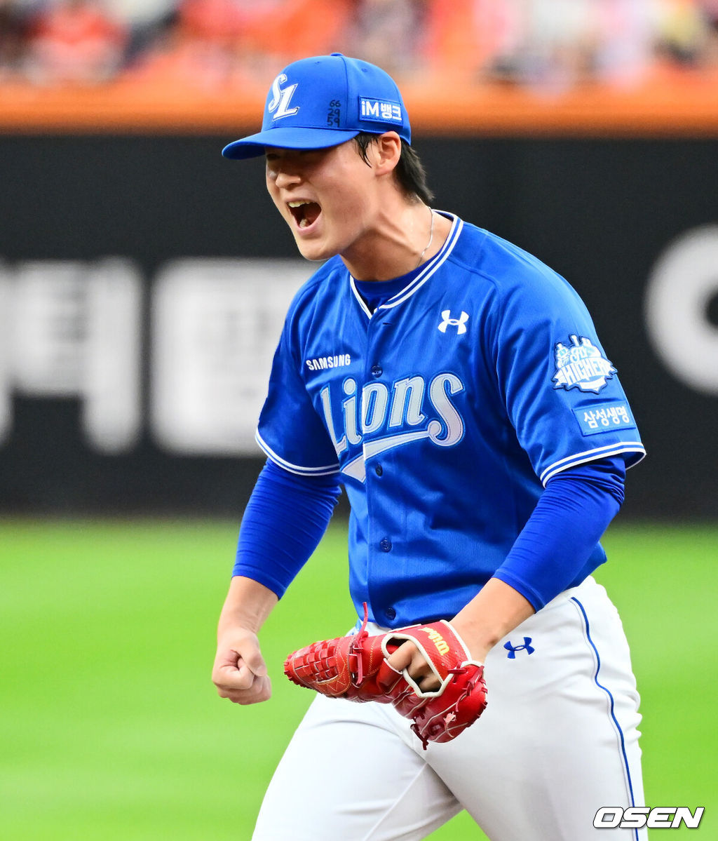 19일 오후 대전 한화생명볼파크에서 2025 신한 SOL Bank KBO리그 포스트시즌 플레이오프 2차전 한화 이글스와 삼성 라이온즈의 경기가 열렸다.한화는 라이언 와이스, 삼성은 최원태를 선발 투수로 내세웠다.8회말 삼성 이호성이 1사 1루에서 한화 문현빈을 병살 처리하며 기뻐하고 있다. 2025.10.19 /jpnews@osen.co.kr