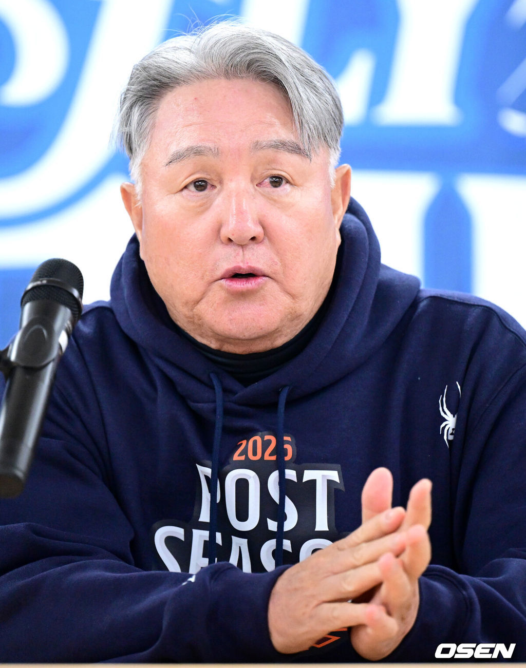 21일 대구 삼성라이온즈파크에서 ‘2025 신한 SOL Bank KBO리그’ 포스트시즌 플레이오프 3차전 삼성 라이온즈와 한화 이글스의 경기가 열린다.홈팀 삼성은 아리엘 후라도, 방문팀 한화는 류현진을 선발로 내세운다.경기를 앞두고 한화 김경문 감독이 취재진과 인터뷰를 하고 있다. 2025.10.21 / dreamer@osen.co.kr