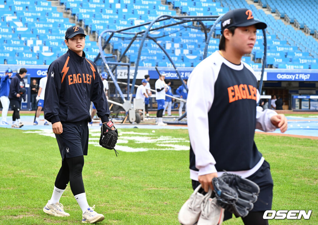 21일 대구 삼성라이온즈파크에서 2025 신한 SOL Bank KBO리그 포스트시즌 플레이오프 3차전 삼성 라이온즈와 한화 이글스의 경기가 열린다.홈팀 삼성은 후라도, 방문팀 한화는 류현진을 선발로 내세웠다.한화 문동주, 김범수가 훈련을 나서고 있다. 2025.10.21 /cej@osen.co.kr