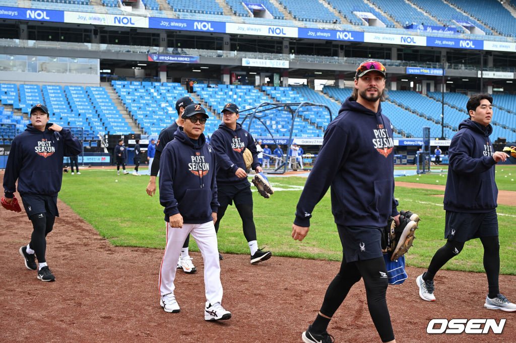 21일 대구 삼성라이온즈파크에서 2025 신한 SOL Bank KBO리그 포스트시즌 플레이오프 3차전 삼성 라이온즈와 한화 이글스의 경기가 열린다.홈팀 삼성은 후라도, 방문팀 한화는 류현진을 선발로 내세웠다.한화 양상문 코치, 와이스를 비롯한 선수단이 몸을 풀기 위해 외야로 향하고 있다. 2025.10.21 /cej@osen.co.kr