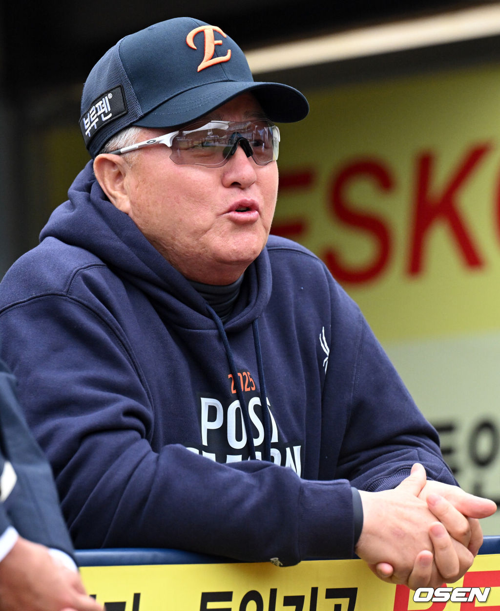 21일 대구 삼성라이온즈파크에서 2025 신한 SOL Bank KBO리그 포스트시즌 플레이오프 3차전 삼성 라이온즈와 한화 이글스의 경기가 열린다.홈팀 삼성은 후라도, 방문팀 한화는 류현진을 선발로 내세웠다.한화 김경문 감독이 선수단 훈련을 지켜보고 있다. 2025.10.21 /cej@osen.co.kr