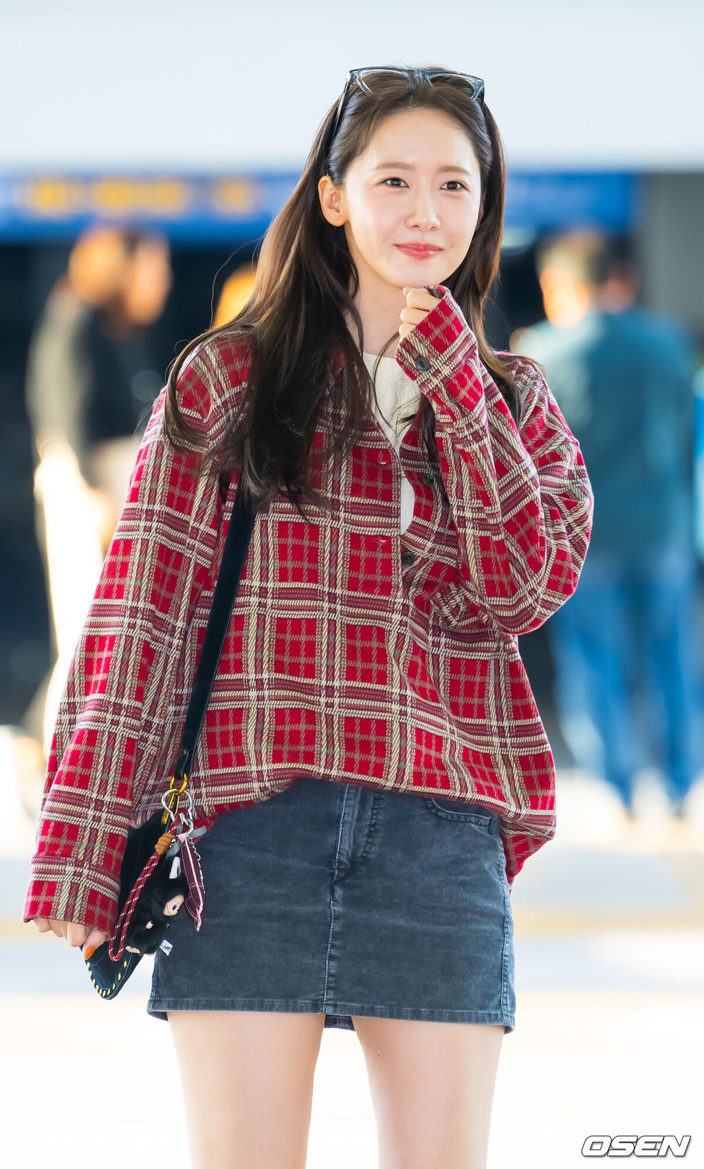 tvN 드라마 '폭군의 셰프' 출연자들과 제작진들이 21일 오후 인천공항을 통해 베트남 다낭으로 포상휴가차 출국했다.지난 9월 28일 막을 내린 tvN 드라마 '폭군의 셰프' 최종회 시청률은 닐슨코리아 전국 유료 가구 기준 17.1%를 기록하며 자체 최고 시청률을 경신했을 뿐만 아니라 지상파를 포함한 전 채널 동시간대 1위를 차지했다. '폭군의 셰프'는 최고의 순간 과거로 타임슬립한 셰프 연지영(임윤아)이 조선의 폭군이자 절대 미각의 소유자인 왕 이헌(이채민)과 맞닥뜨리며 벌어지는 서바이벌 판타지 로맨틱 코미디다. 배우 임윤아가 출국길에 포즈를 취하고 있다. 2025.10.21 / rumi@osen.co.kr