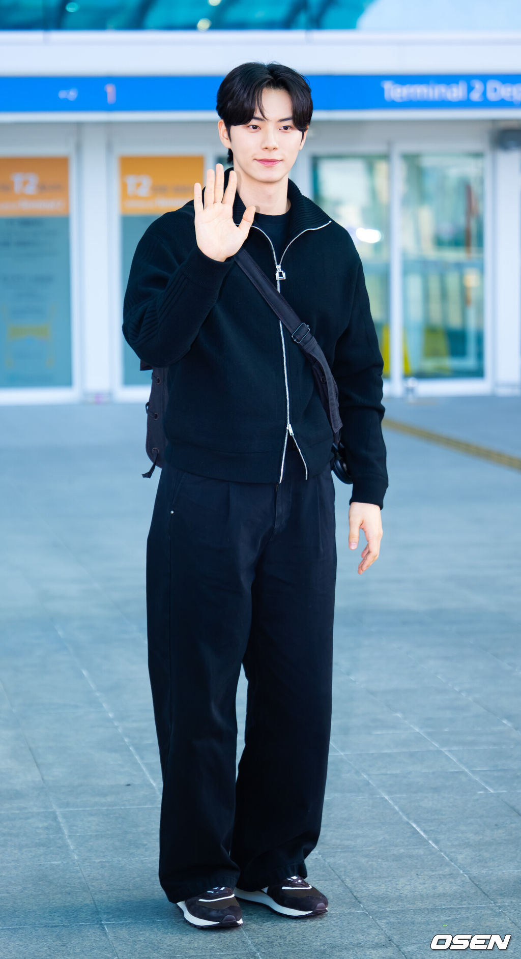 tvN 드라마 '폭군의 셰프' 출연자들과 제작진들이 21일 오후 인천공항을 통해 베트남 다낭으로 포상휴가차 출국했다.지난 9월 28일 막을 내린 tvN 드라마 '폭군의 셰프' 최종회 시청률은 닐슨코리아 전국 유료 가구 기준 17.1%를 기록하며 자체 최고 시청률을 경신했을 뿐만 아니라 지상파를 포함한 전 채널 동시간대 1위를 차지했다. '폭군의 셰프'는 최고의 순간 과거로 타임슬립한 셰프 연지영(임윤아)이 조선의 폭군이자 절대 미각의 소유자인 왕 이헌(이채민)과 맞닥뜨리며 벌어지는 서바이벌 판타지 로맨틱 코미디다. 배우 이채민이 출국길에 포즈를 취하고 있다. 2025.10.21 / rumi@osen.co.kr