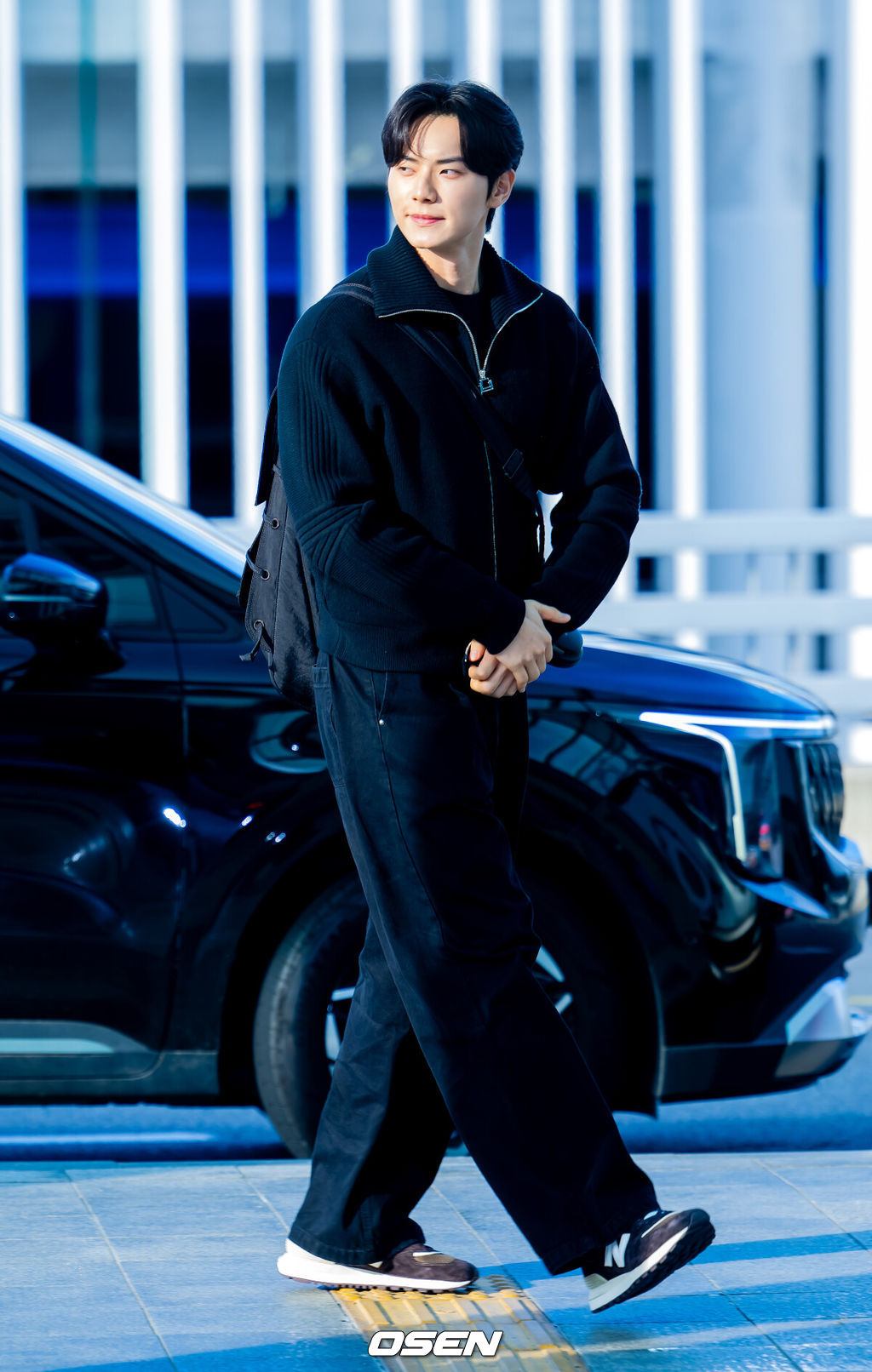 tvN 드라마 '폭군의 셰프' 출연자들과 제작진들이 21일 오후 인천공항을 통해 베트남 다낭으로 포상휴가차 출국했다.지난 9월 28일 막을 내린 tvN 드라마 '폭군의 셰프' 최종회 시청률은 닐슨코리아 전국 유료 가구 기준 17.1%를 기록하며 자체 최고 시청률을 경신했을 뿐만 아니라 지상파를 포함한 전 채널 동시간대 1위를 차지했다. '폭군의 셰프'는 최고의 순간 과거로 타임슬립한 셰프 연지영(임윤아)이 조선의 폭군이자 절대 미각의 소유자인 왕 이헌(이채민)과 맞닥뜨리며 벌어지는 서바이벌 판타지 로맨틱 코미디다. 배우 이채민이 출국길에 포즈를 취하고 있다. 2025.10.21 / rumi@osen.co.kr