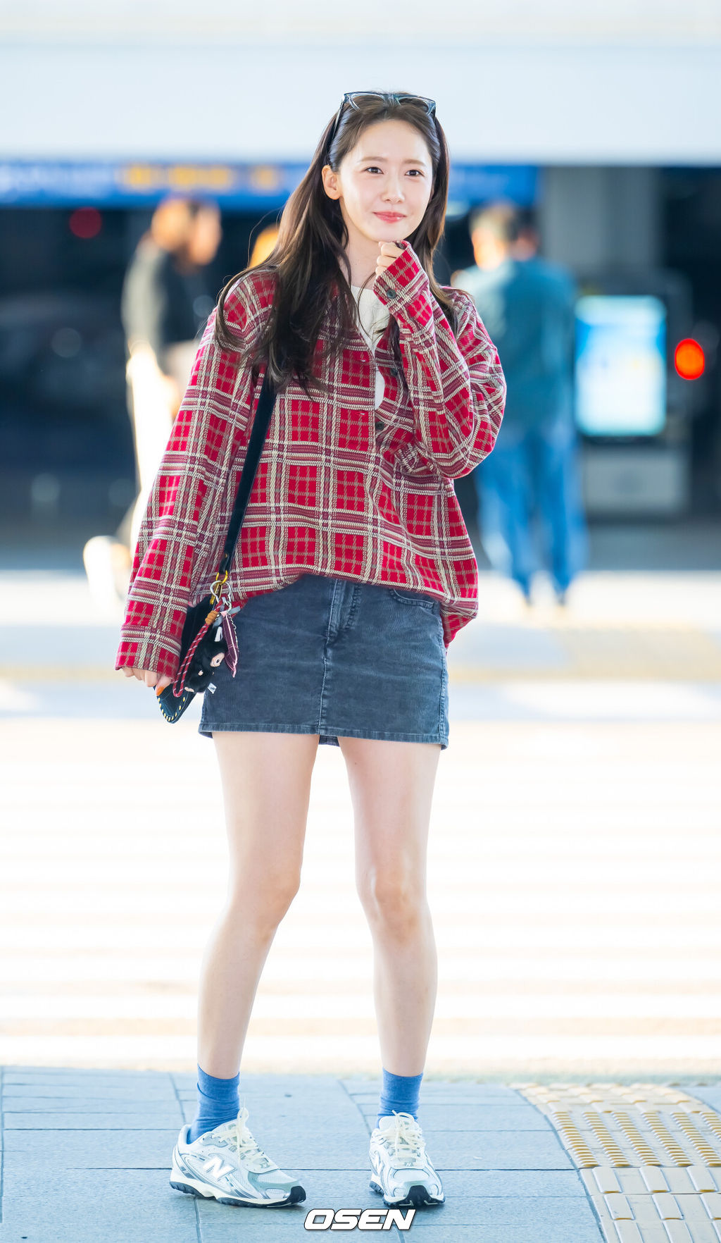 tvN 드라마 '폭군의 셰프' 출연자들과 제작진들이 21일 오후 인천공항을 통해 베트남 다낭으로 포상휴가차 출국했다.지난 9월 28일 막을 내린 tvN 드라마 '폭군의 셰프' 최종회 시청률은 닐슨코리아 전국 유료 가구 기준 17.1%를 기록하며 자체 최고 시청률을 경신했을 뿐만 아니라 지상파를 포함한 전 채널 동시간대 1위를 차지했다. '폭군의 셰프'는 최고의 순간 과거로 타임슬립한 셰프 연지영(임윤아)이 조선의 폭군이자 절대 미각의 소유자인 왕 이헌(이채민)과 맞닥뜨리며 벌어지는 서바이벌 판타지 로맨틱 코미디다. 배우 임윤아가 출국길에 포즈를 취하고 있다. 2025.10.21 / rumi@osen.co.kr