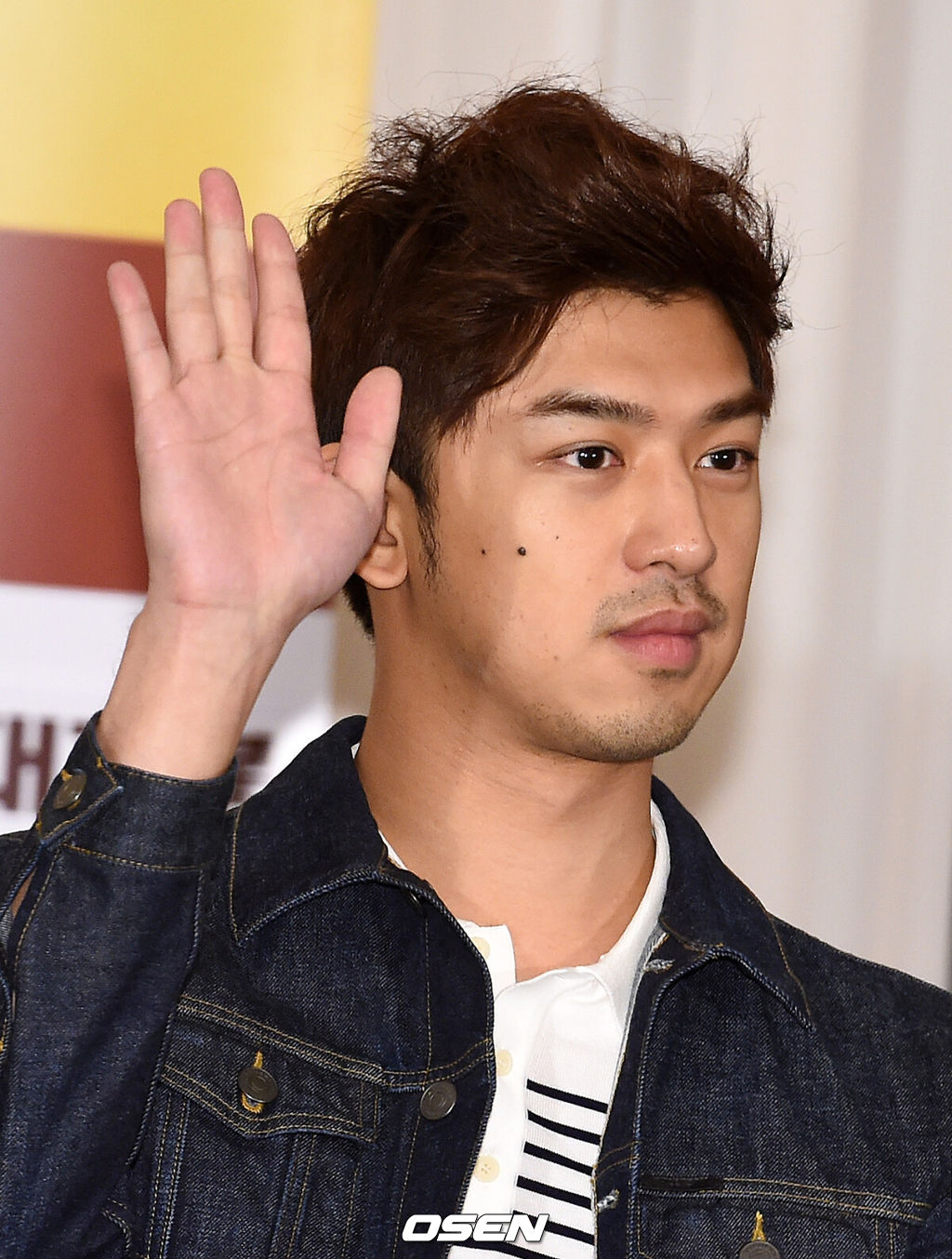 배우 손예진, 진백림, 신현준 등이 출연하는 영화 '나쁜놈은 반드시 죽는다' 제작보고회가 2일 오전 부산 노보텔 앰버서더 그랜드볼룸에서 열렸다.진백림이 자신에게 질문하는 취재진을 향해 손을 들고 있다.'나쁜놈은 반드시 죽는다'는 중국인 젊은 남자와 그 친구들이 미스터리한 한국의 여성을 제주도에서 만나 벌어지게 되는 이야기를 담은 액션 블랙코미디다. 중국 엔터테인먼트 그룹인 화이 브라더스가 투자, 배급을 맡고 뉴 파워 필름이 제작하는 작품이다. 한국의 강제규 감독과 중국의 흥행 거장 평샤오강 감독이 총제작로 참여했다.한편 부산국제영화제에는 75개국에서 304편의 영화가 초청됐다. 국내외에서 처음 선보이는 월드 프리미어 94편과 자국 외 처음 선보이는 인터내셔널 프리미어 27편 등 121편의 신작이 관객을 만난다. 영화제 기간 동안 부산 해운대와 센텀시티, 중구 남포동 등 6개 극장 35개 스크린에서 상영될 예정이다./ jpnews@osen.co.kr