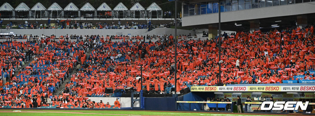 21일 대구 삼성라이온즈파크에서 2025 신한 SOL Bank KBO리그 포스트시즌 플레이오프 3차전 삼성 라이온즈와 한화 이글스의 경기가 열린다.홈팀 삼성은 후라도, 방문팀 한화는 류현진을 선발로 내세웠다.원정팀이 응원을 펼치고 있다. 2025.10.21 /cej@osen.co.kr