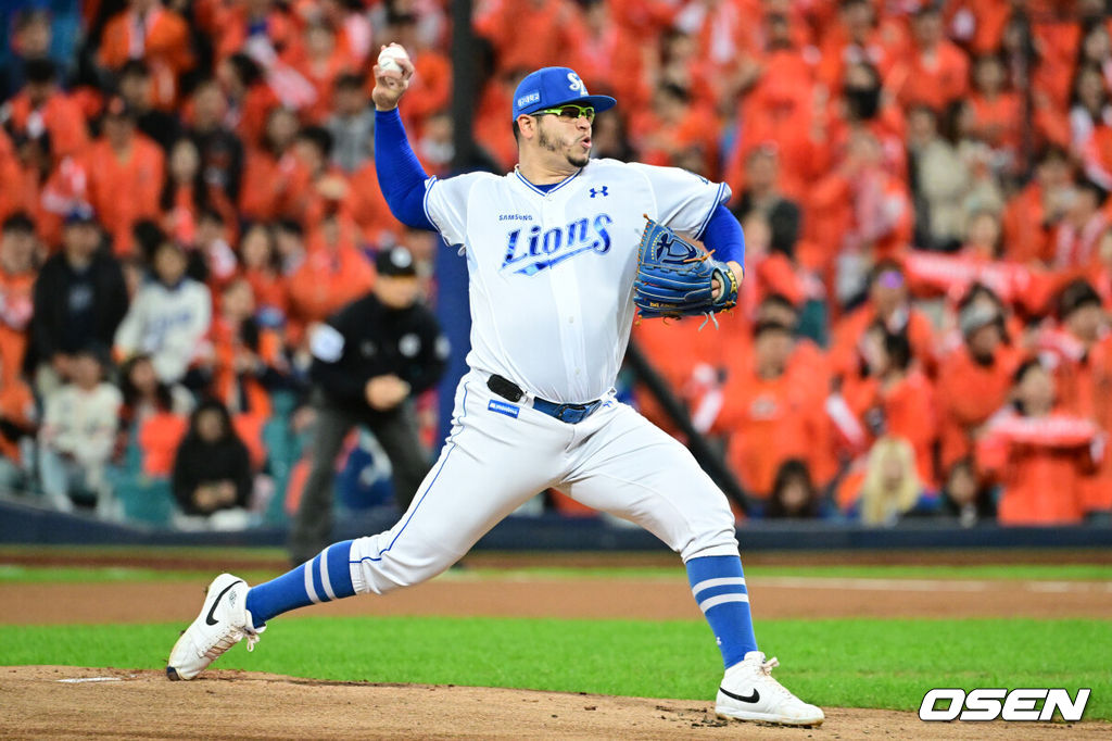 21일 대구 삼성라이온즈파크에서 2025 신한 SOL Bank KBO리그 포스트시즌 플레이오프 3차전 삼성 라이온즈와 한화 이글스의 경기가 열렸다.홈팀 삼성은 후라도, 방문팀 한화는 류현진을 선발로 내세웠다.1회초 삼성 후라도가 역투하고 있다. 2025.10.21 /cej@osen.co.kr