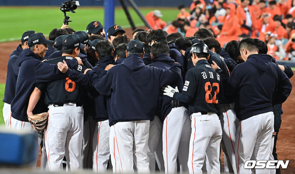21일 대구 삼성라이온즈파크에서 2025 신한 SOL뱅크 KBO 플레이오프 삼성 라이온즈와 한화 이글스의 3차전 경기가 열렸다. 홈팀 삼성은 후라도가, 방문팀 한화는 류현진이 선발 투수로 출전했다.한화 이글스 선수들이 선전을 다짐하고 있다. 2025.10.21 / foto0307@osen.co.kr