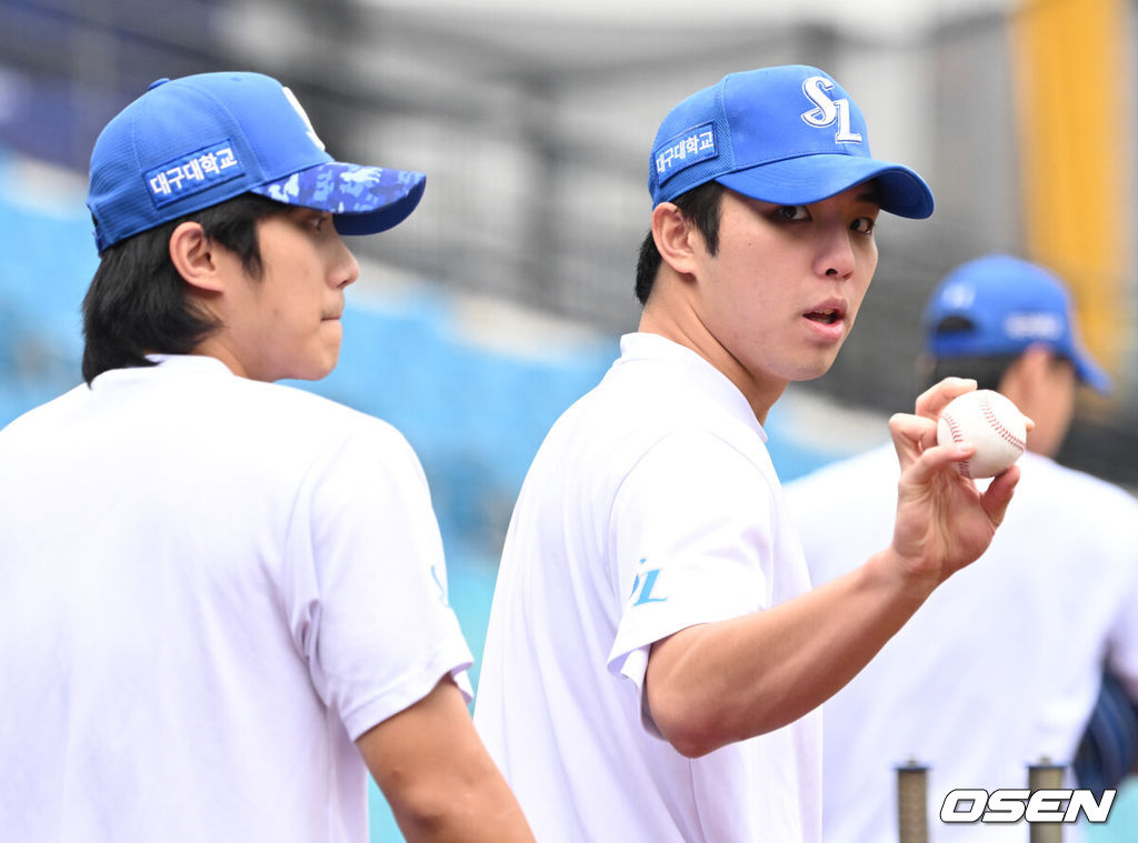 21일 대구 삼성라이온즈파크에서 2025 신한 SOL Bank KBO리그 포스트시즌 플레이오프 3차전 삼성 라이온즈와 한화 이글스의 경기가 열린다.홈팀 삼성은 후라도, 방문팀 한화는 류현진을 선발로 내세웠다.삼성 이재현, 김영웅이 훈련을 위해 그라운드로 나서고 있다. 2025.10.21 /cej@osen.co.kr