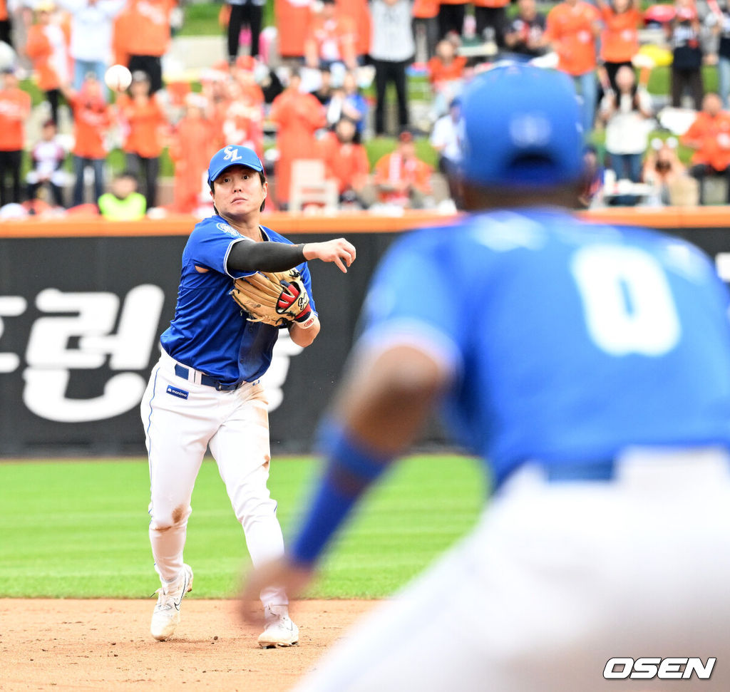 18일 오후 대전 한화생명볼파크에서 2025 신한 SOL Bank KBO리그 포스트시즌 플레이오프 1차전 한화 이글스와 삼성 라이온즈의 경기가 열렸다.한화는 폰세, 삼성은 가라비토를 선발 투수로 내세웠다.2회말 무사 1,2루에서 삼성 류지혁이 한화 최재훈을 땅볼로 처리하고 있다. 2025.10.18 /sunday@osen.co.kr