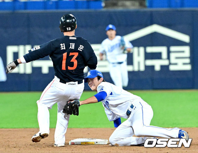 [OSEN=대구, 최규한 기자] 21일 대구 삼성라이온즈파크에서 ‘2025 신한 SOL Bank KBO리그’ 포스트시즌 플레이오프 3차전 삼성 라이온즈와 한화 이글스의 경기가 열렸다.홈팀 삼성은 아리엘 후라도, 방문팀 한화는 류현진을 선발로 내세웠다.3회초 무사 1루 상황 한화 손아섭의 병살타 때 삼성 유격수 이재현이 주자 최재훈을 태그아웃 시키고 있다. 2025.10.21 / dreamer@osen.co.kr