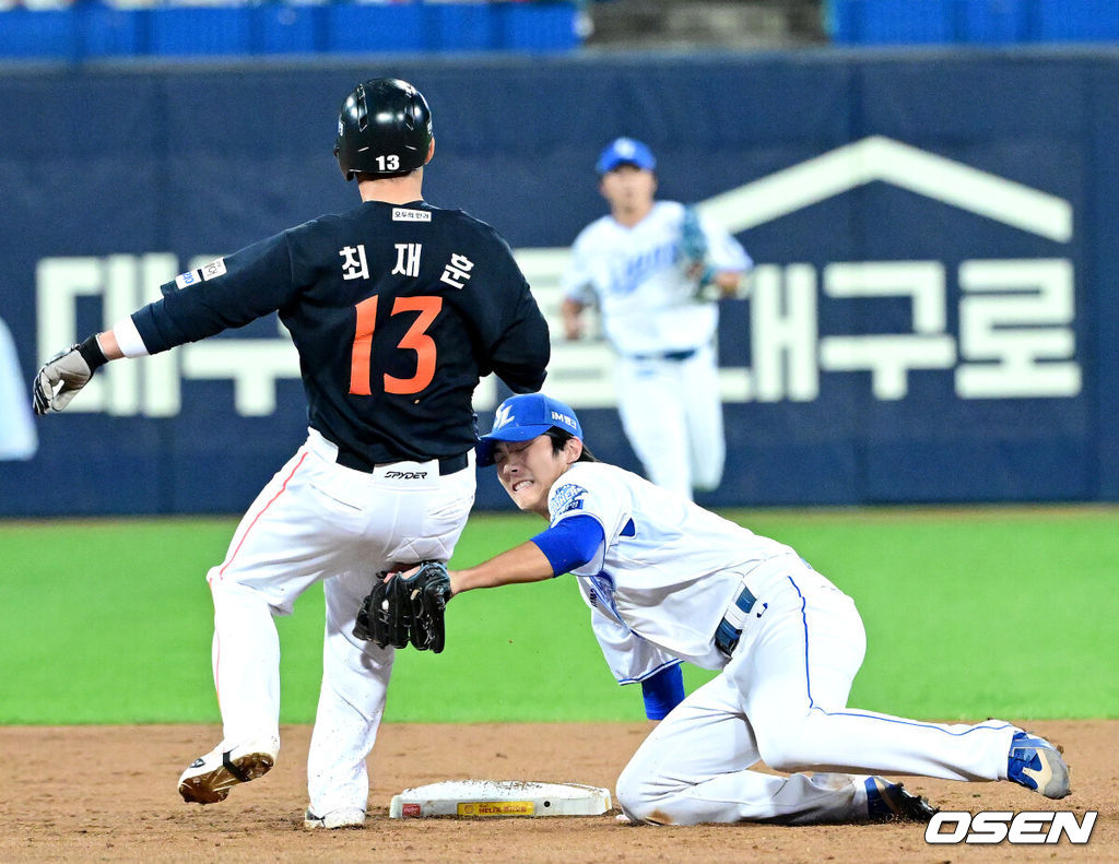 21일 대구 삼성라이온즈파크에서 ‘2025 신한 SOL Bank KBO리그’ 포스트시즌 플레이오프 3차전 삼성 라이온즈와 한화 이글스의 경기가 열렸다.홈팀 삼성은 아리엘 후라도, 방문팀 한화는 류현진을 선발로 내세웠다.3회초 무사 1루 상황 한화 손아섭의 병살타 때 삼성 유격수 이재현이 주자 최재훈을 태그아웃 시키고 있다. 2025.10.21 / dreamer@osen.co.kr