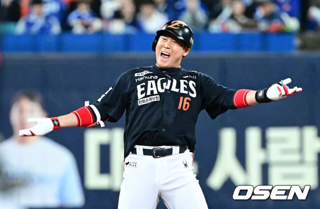 [OSEN=대구, 최규한 기자] 21일 대구 삼성라이온즈파크에서 ‘2025 신한 SOL Bank KBO리그’ 포스트시즌 플레이오프 3차전 삼성 라이온즈와 한화 이글스의 경기가 열렸다.홈팀 삼성은 아리엘 후라도, 방문팀 한화는 류현진을 선발로 내세웠다.4회초 2사 2루 상황 한화 하주석이 선제 1타점 2루타를 날리고 2루에 안착해 포효하고 있다. 2025.10.21 / dreamer@osen.co.kr