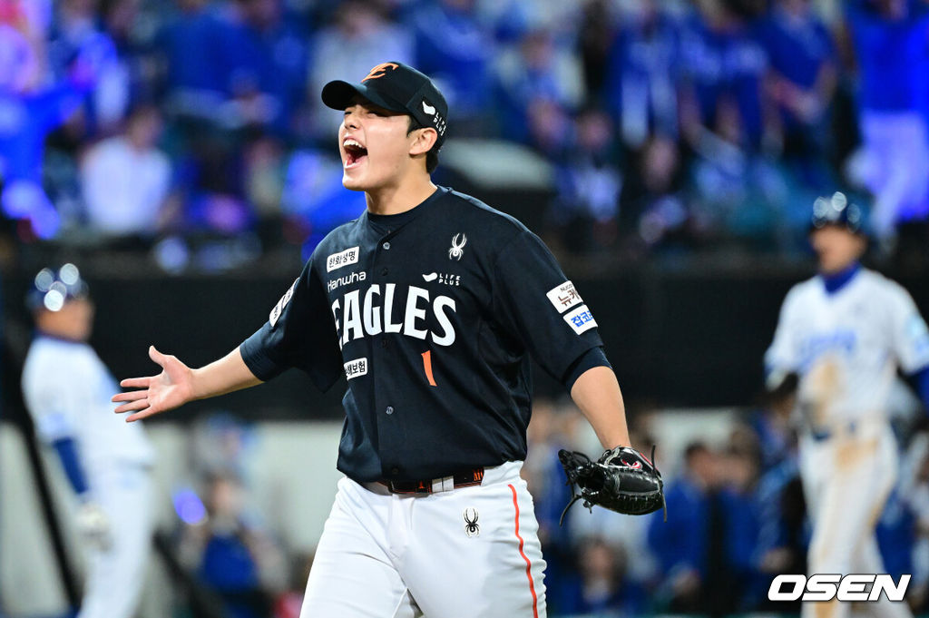 21일 대구 삼성라이온즈파크에서 ‘2025 신한 SOL Bank KBO리그’ 포스트시즌 플레이오프 3차전 삼성 라이온즈와 한화 이글스의 경기가 열렸다.홈팀 삼성은 아리엘 후라도, 방문팀 한화는 류현진을 선발로 내세웠다.7회말 2사 2, 3루 상황 삼성 디아즈를 외야 뜬공으로 이끌며 실점없이 이닝을 막아낸 한화 투수 문동주가 기뻐하고 있다. 2025.10.21 / dreamer@osen.co.kr