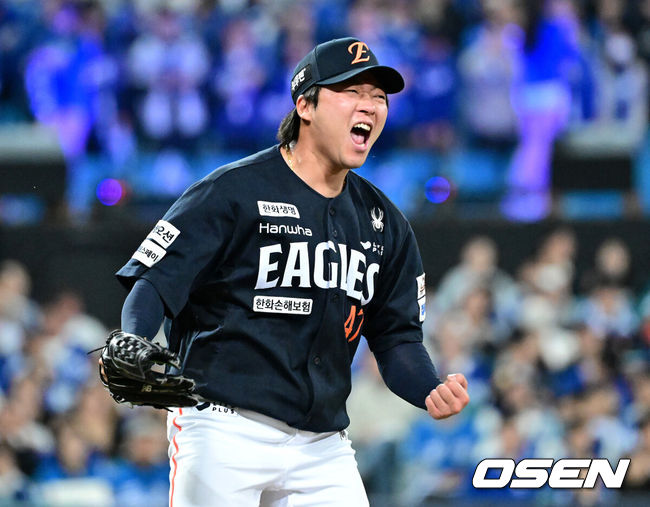 [OSEN=대구, 최규한 기자] 21일 대구 삼성라이온즈파크에서 ‘2025 신한 SOL Bank KBO리그’ 포스트시즌 플레이오프 3차전 삼성 라이온즈와 한화 이글스의 경기가 열렸다.홈팀 삼성은 아리엘 후라도, 방문팀 한화는 류현진을 선발로 내세웠다.5회말 2사 1루 상황 삼성 디아즈를 내야 땅볼로 이끌며 실점없이 이닝을 막아낸 한화 투수 김범수가 더그아웃으로 향하며 환호하고 있다. 2025.10.21 / dreamer@osen.co.kr