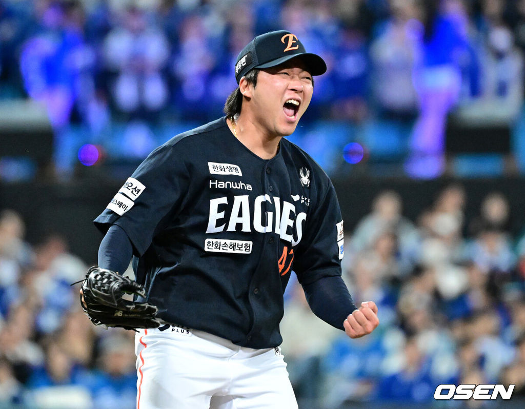 21일 대구 삼성라이온즈파크에서 ‘2025 신한 SOL Bank KBO리그’ 포스트시즌 플레이오프 3차전 삼성 라이온즈와 한화 이글스의 경기가 열렸다.홈팀 삼성은 아리엘 후라도, 방문팀 한화는 류현진을 선발로 내세웠다.5회말 2사 1루 상황 삼성 디아즈를 내야 땅볼로 이끌며 실점없이 이닝을 막아낸 한화 투수 김범수가 더그아웃으로 향하며 환호하고 있다. 2025.10.21 / dreamer@osen.co.kr