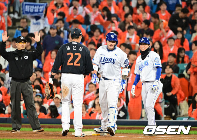 [OSEN=대구, 조은정 기자]21일 대구 삼성라이온즈파크에서 2025 신한 SOL Bank KBO리그 포스트시즌 플레이오프 3차전 삼성 라이온즈와 한화 이글스의 경기가 열렸다.홈팀 삼성은 후라도, 방문팀 한화는 류현진을 선발로 내세웠다.7회말 삼성 선두타자 박병호가 안타를 날린 뒤 기뻐하고 있다. 2025.10.21 /cej@osen.co.kr