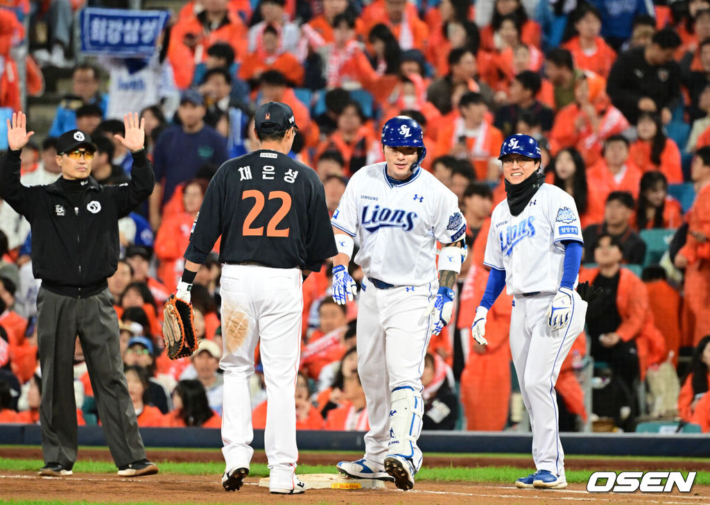 21일 대구 삼성라이온즈파크에서 2025 신한 SOL Bank KBO리그 포스트시즌 플레이오프 3차전 삼성 라이온즈와 한화 이글스의 경기가 열렸다.홈팀 삼성은 후라도, 방문팀 한화는 류현진을 선발로 내세웠다.7회말 삼성 선두타자 박병호가 안타를 날린 뒤 기뻐하고 있다. 2025.10.21 /cej@osen.co.kr