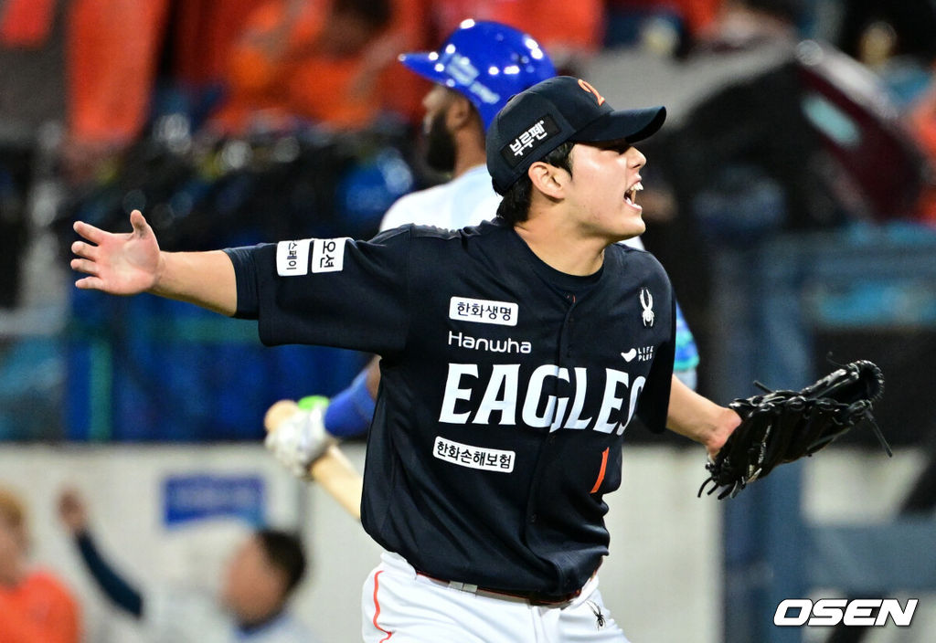 21일 대구 삼성라이온즈파크에서 2025 신한 SOL Bank KBO리그 포스트시즌 플레이오프 3차전 삼성 라이온즈와 한화 이글스의 경기가 열렸다.홈팀 삼성은 후라도, 방문팀 한화는 류현진을 선발로 내세웠다.7회말 2사 2,3루에서 한화 문동주가 삼성 디아즈를 뜬공으로 돌려세운 뒤 포효하고 있다. 2025.10.21 /cej@osen.co.kr