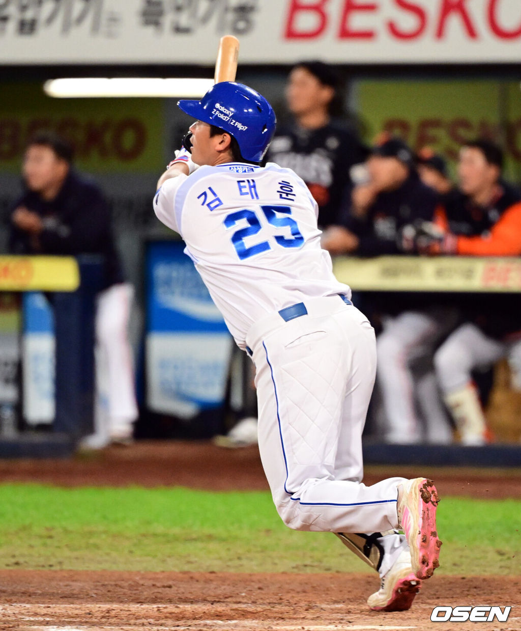 21일 대구 삼성라이온즈파크에서 2025 신한 SOL Bank KBO리그 포스트시즌 플레이오프 3차전 삼성 라이온즈와 한화 이글스의 경기가 열렸다.홈팀 삼성은 후라도, 방문팀 한화는 류현진을 선발로 내세웠다.4회말 2사 삼성 김태훈이 1점 홈런을 날리고 있다. 2025.10.21 /cej@osen.co.kr