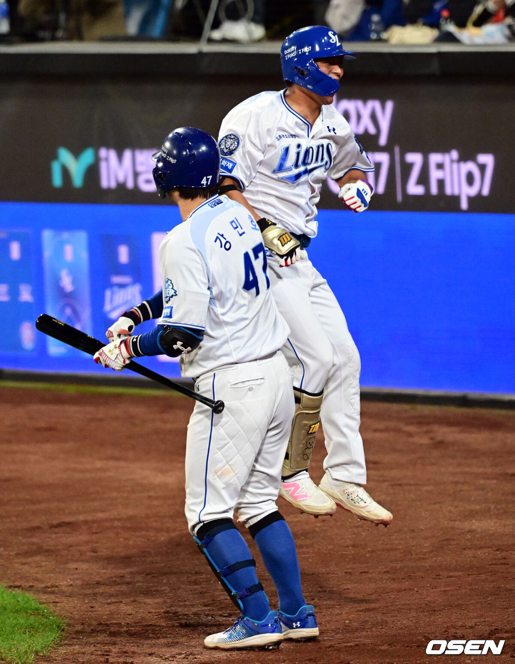 21일 대구 삼성라이온즈파크에서 2025 신한 SOL Bank KBO리그 포스트시즌 플레이오프 3차전 삼성 라이온즈와 한화 이글스의 경기가 열렸다.홈팀 삼성은 후라도, 방문팀 한화는 류현진을 선발로 내세웠다.4회말 2사 삼성 김태훈이 1점 홈런을 날린뒤 강민호의 축하를 받고 있다. 2025.10.21 /cej@osen.co.kr