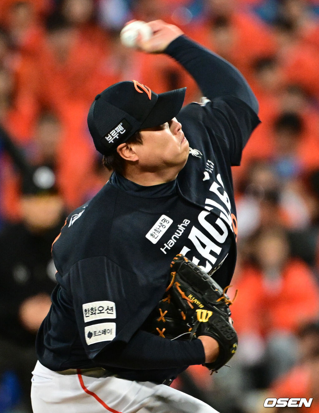 21일 대구 삼성라이온즈파크에서 2025 신한 SOL Bank KBO리그 포스트시즌 플레이오프 3차전 삼성 라이온즈와 한화 이글스의 경기가 열렸다.홈팀 삼성은 후라도, 방문팀 한화는 류현진을 선발로 내세웠다.1회말 한화 류현진이 역투하고 있다. 2025.10.21 /cej@osen.co.kr